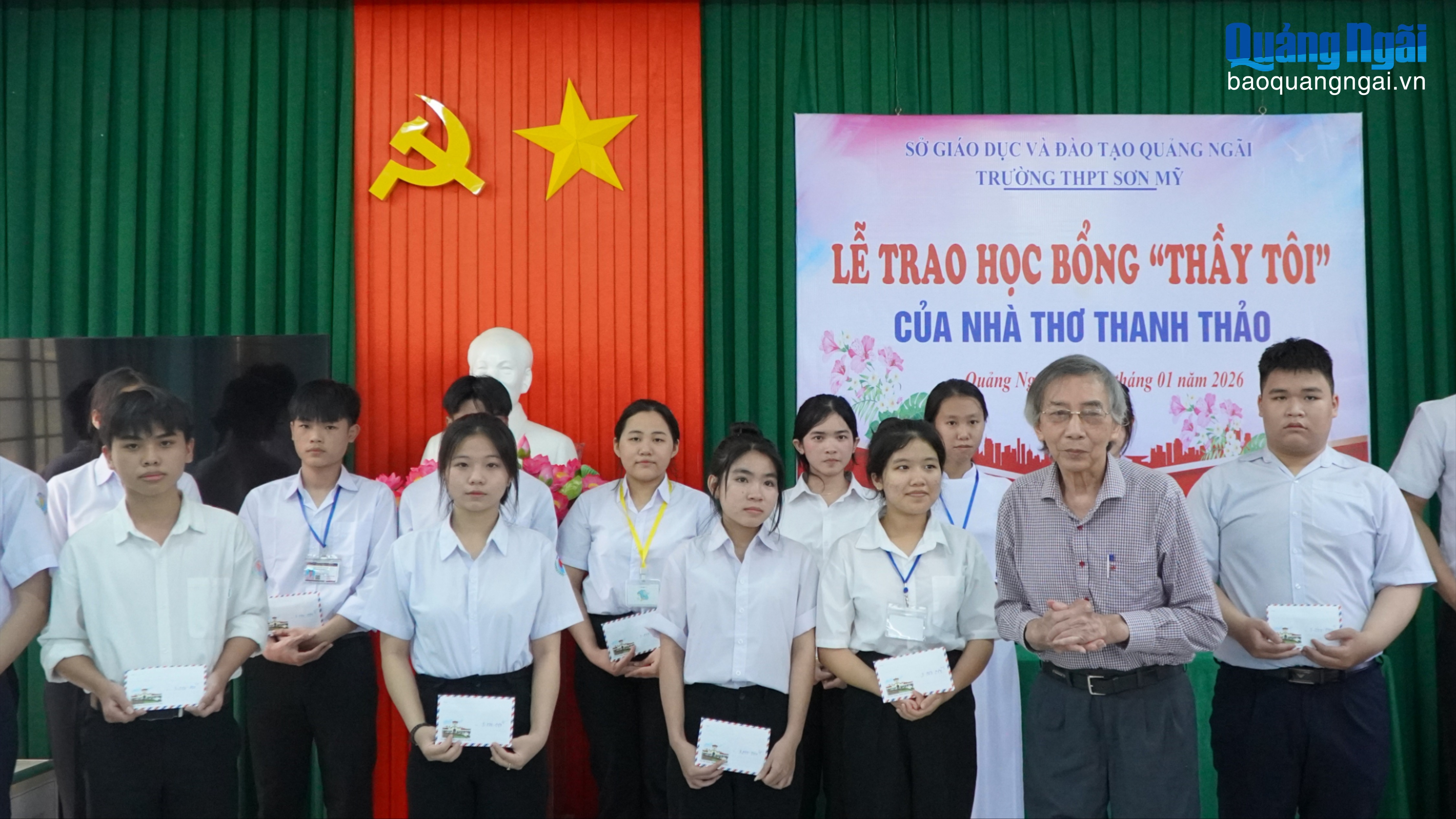Nhà thơ Thanh Thảo trao học bổng cho học sinh Sơn Mỹ