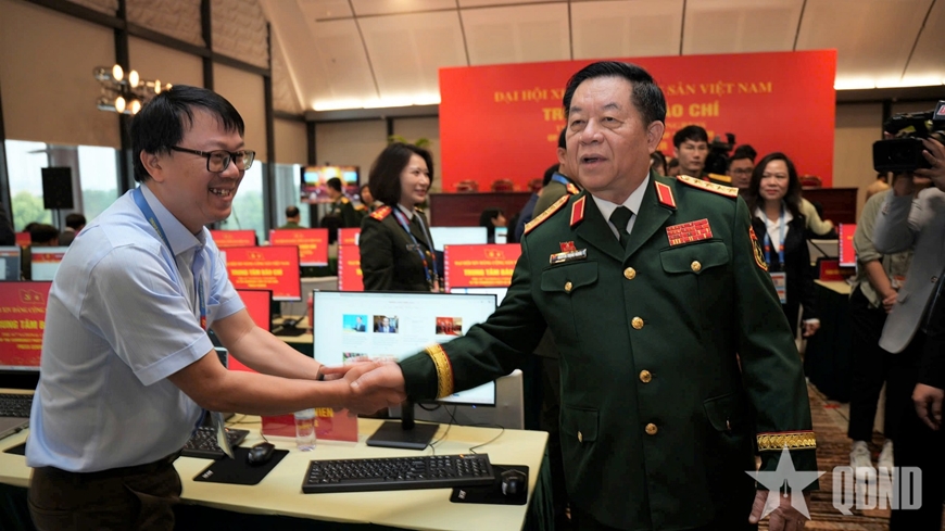 Đại tướng Nguyễn Trọng Nghĩa thăm, động viên phóng viên tại Trung tâm Báo chí