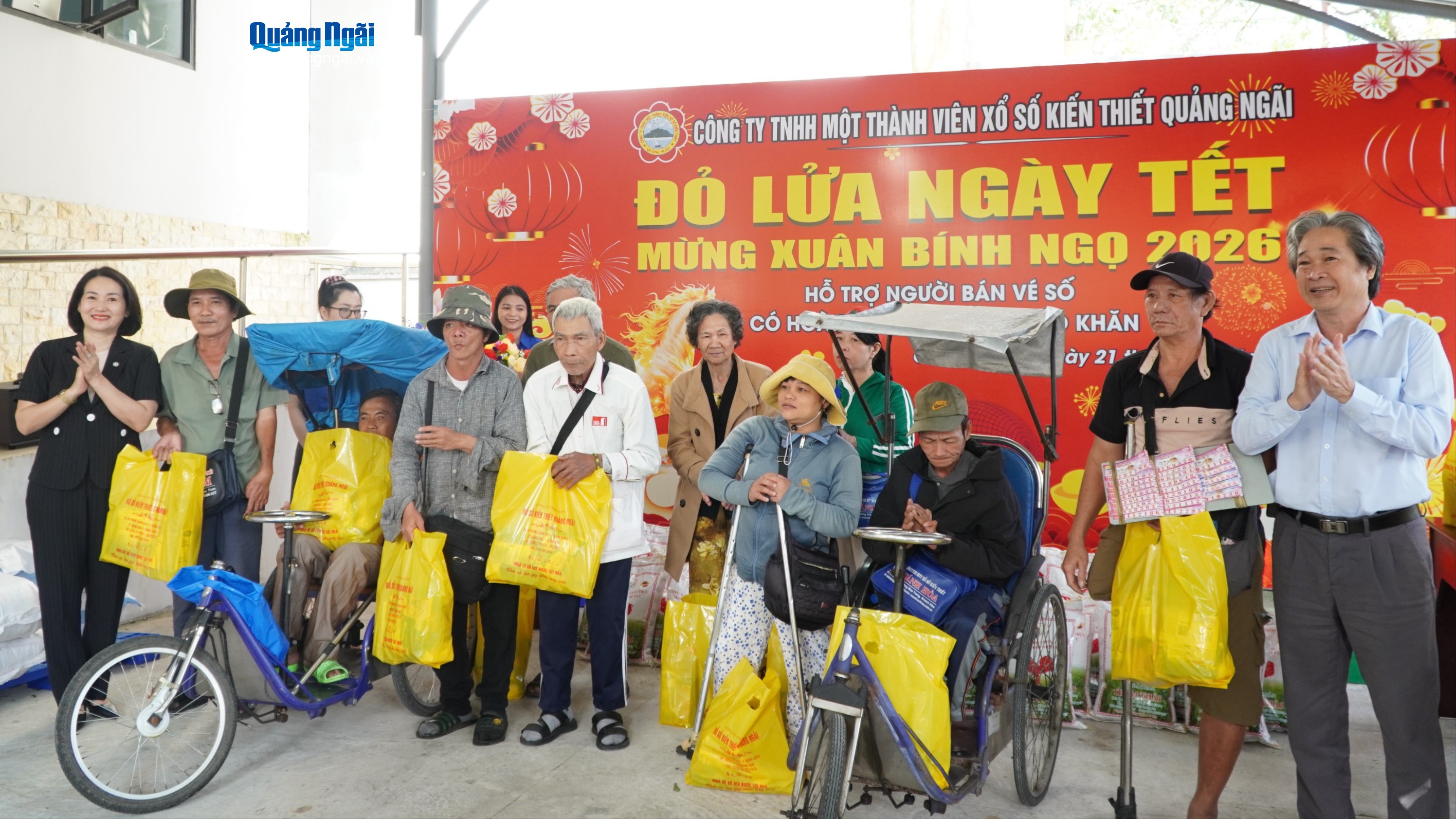 Công ty TNHH MTV Xổ số kiến thiết Quảng Ngãi trao 300 suất quà Tết