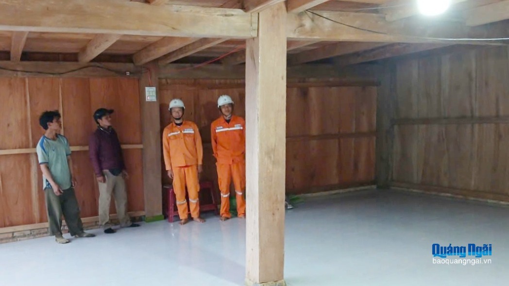 Điện đã về với 35 hộ dân cụm dân cư 3B, thôn Tu Thôn, xã Măng Bút
