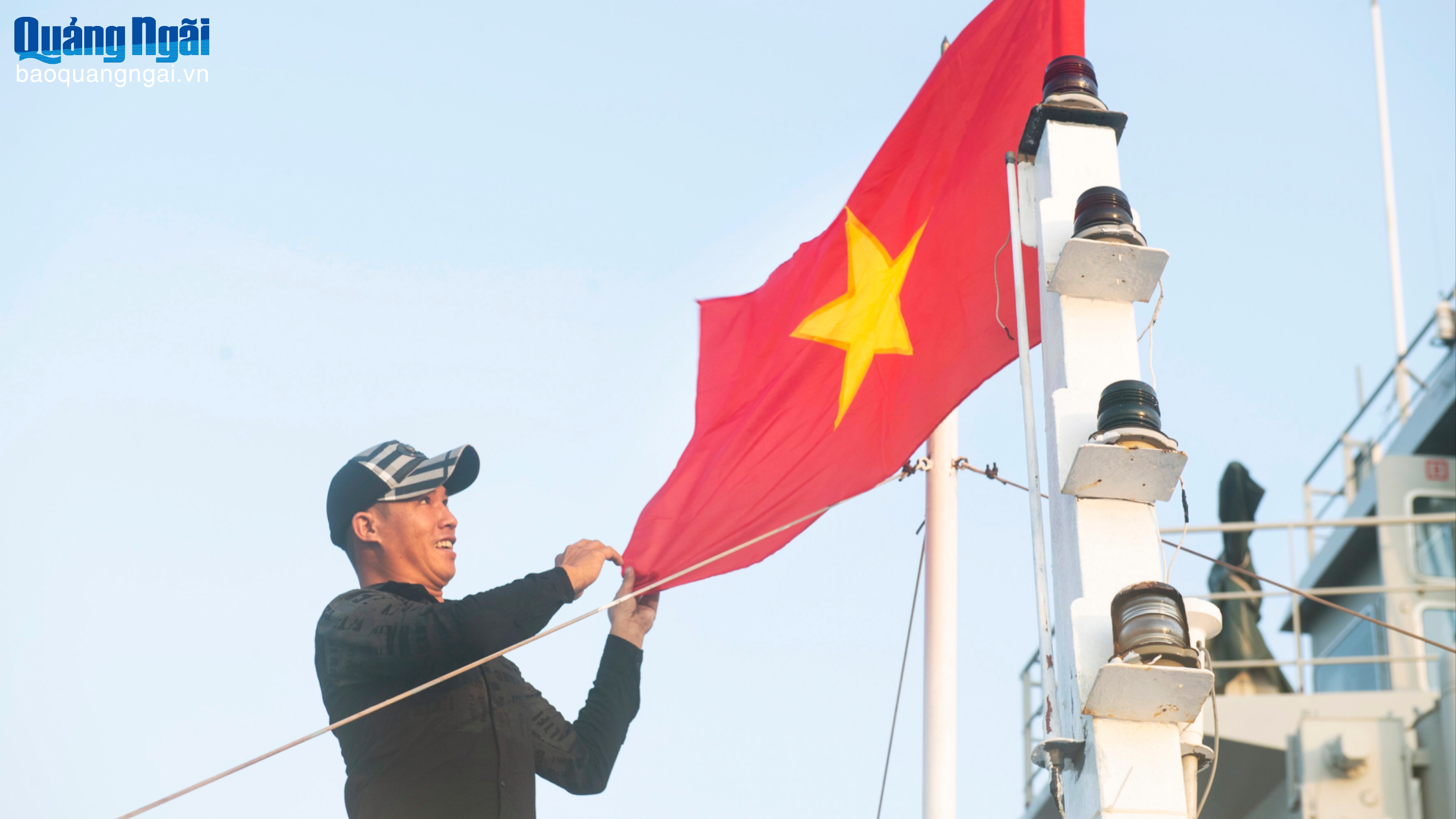 Cờ Tổ quốc kiêu hãnh tung bay ở vùng biển Tây Nam