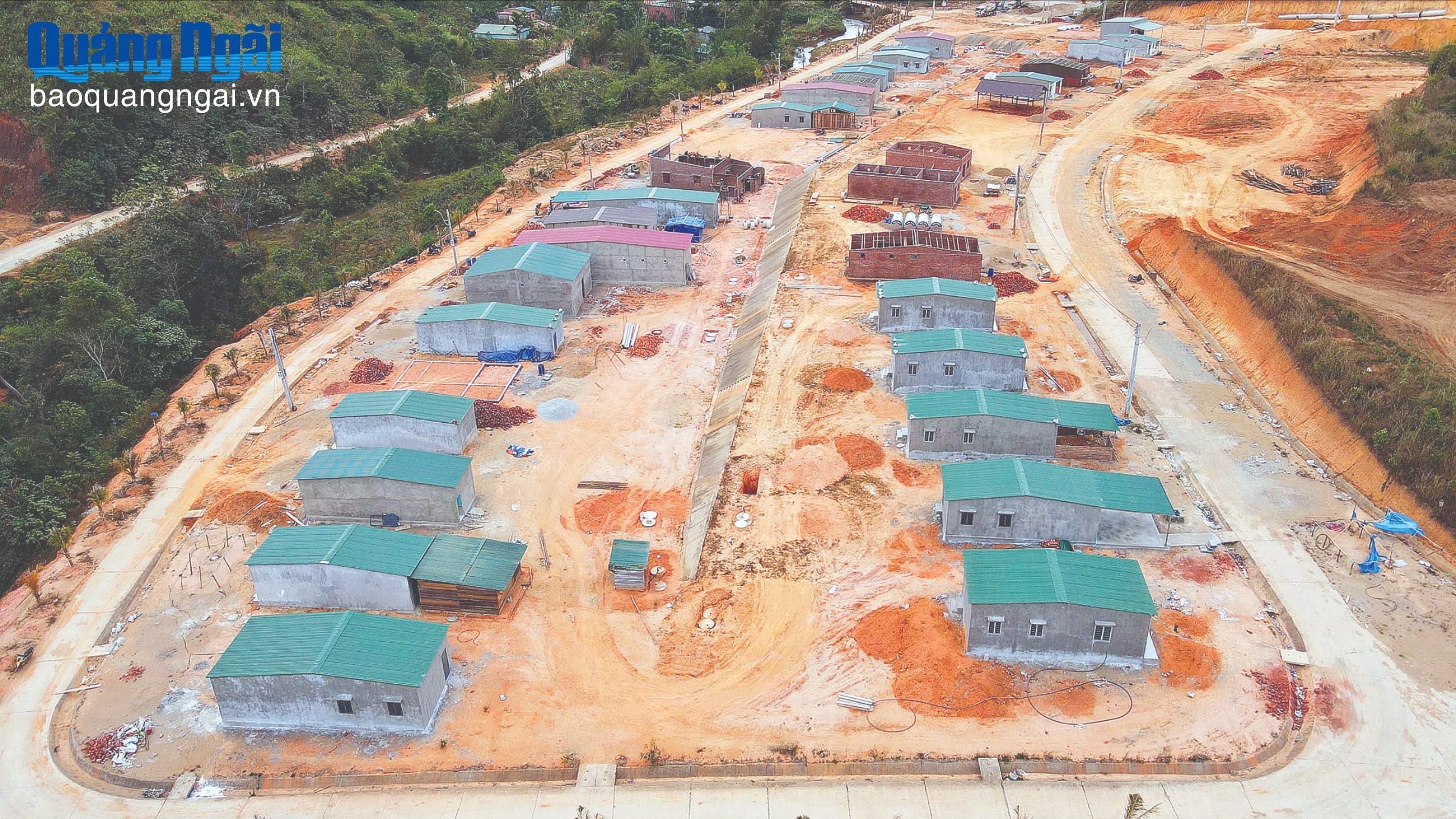 Khẩn trương xây nhà tại khu giãn dân thôn Mô Pả