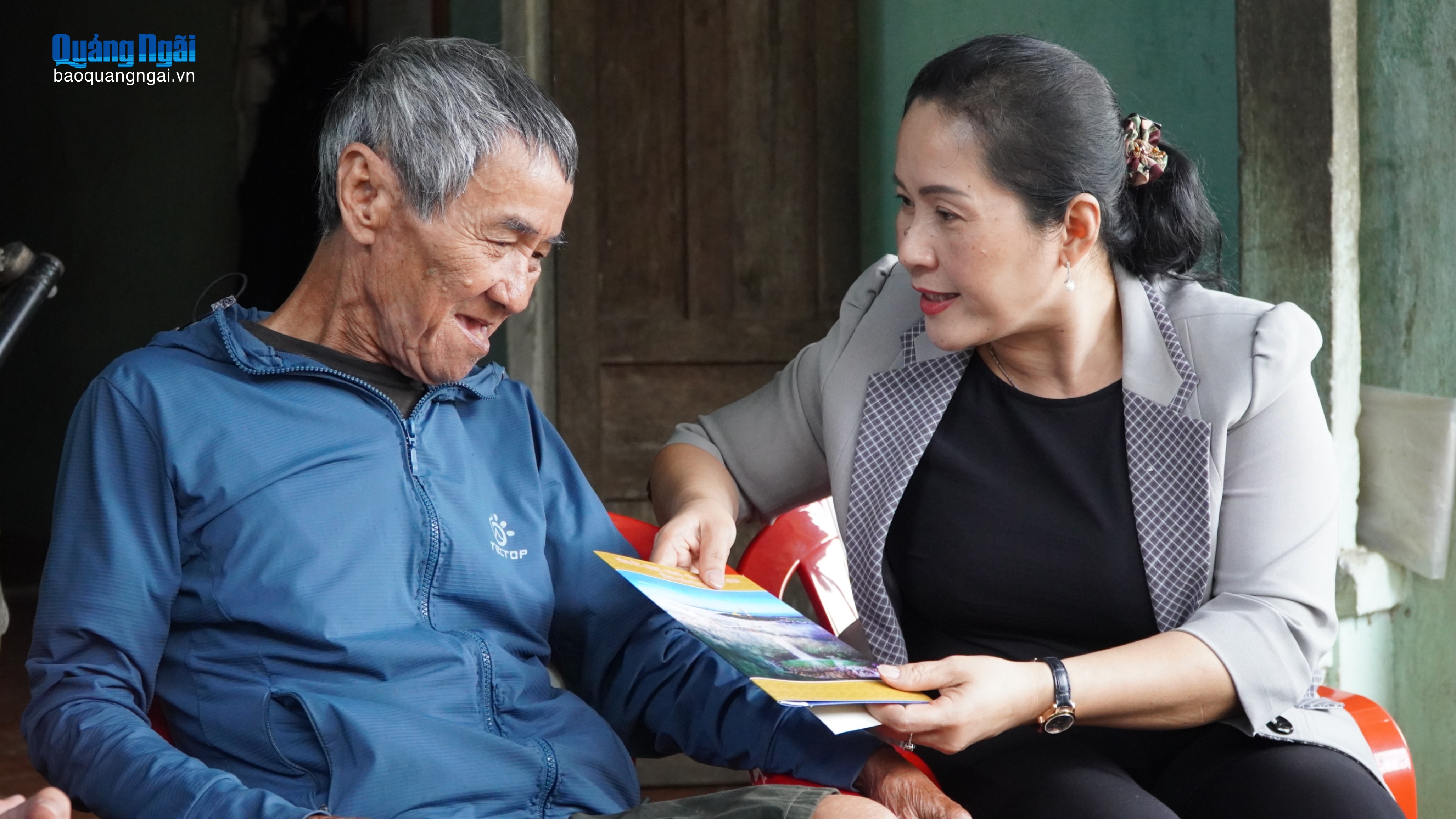 Phó Bí thư Tỉnh ủy Đinh Thị Hồng Minh thăm, chúc Tết người có công