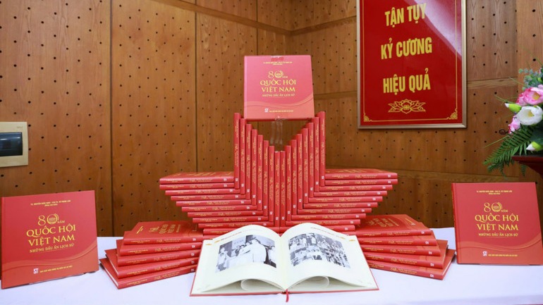 Ra mắt cuốn sách 