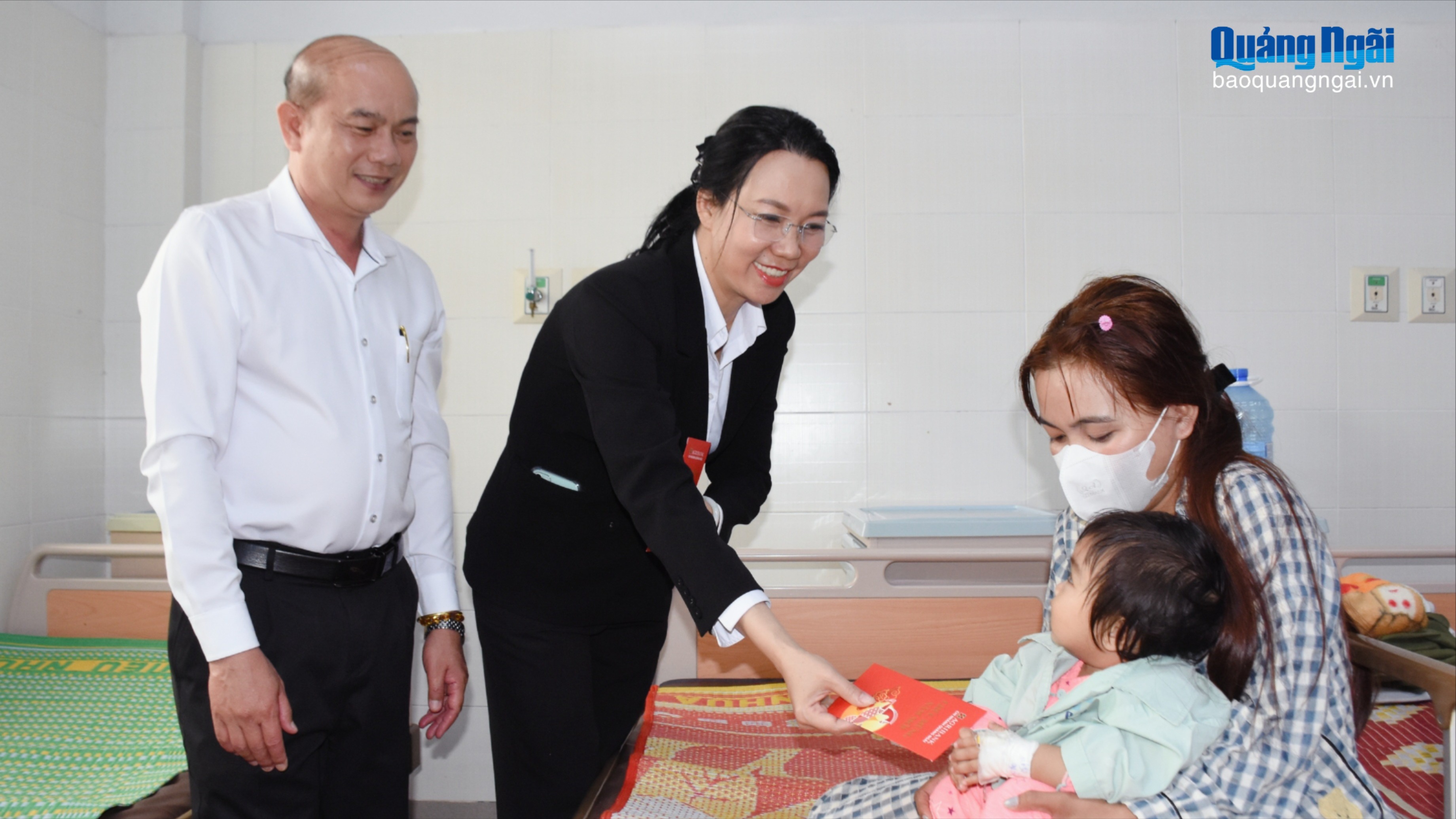 Trao 25 triệu đồng cho các bệnh nhi có hoàn cảnh khó khăn