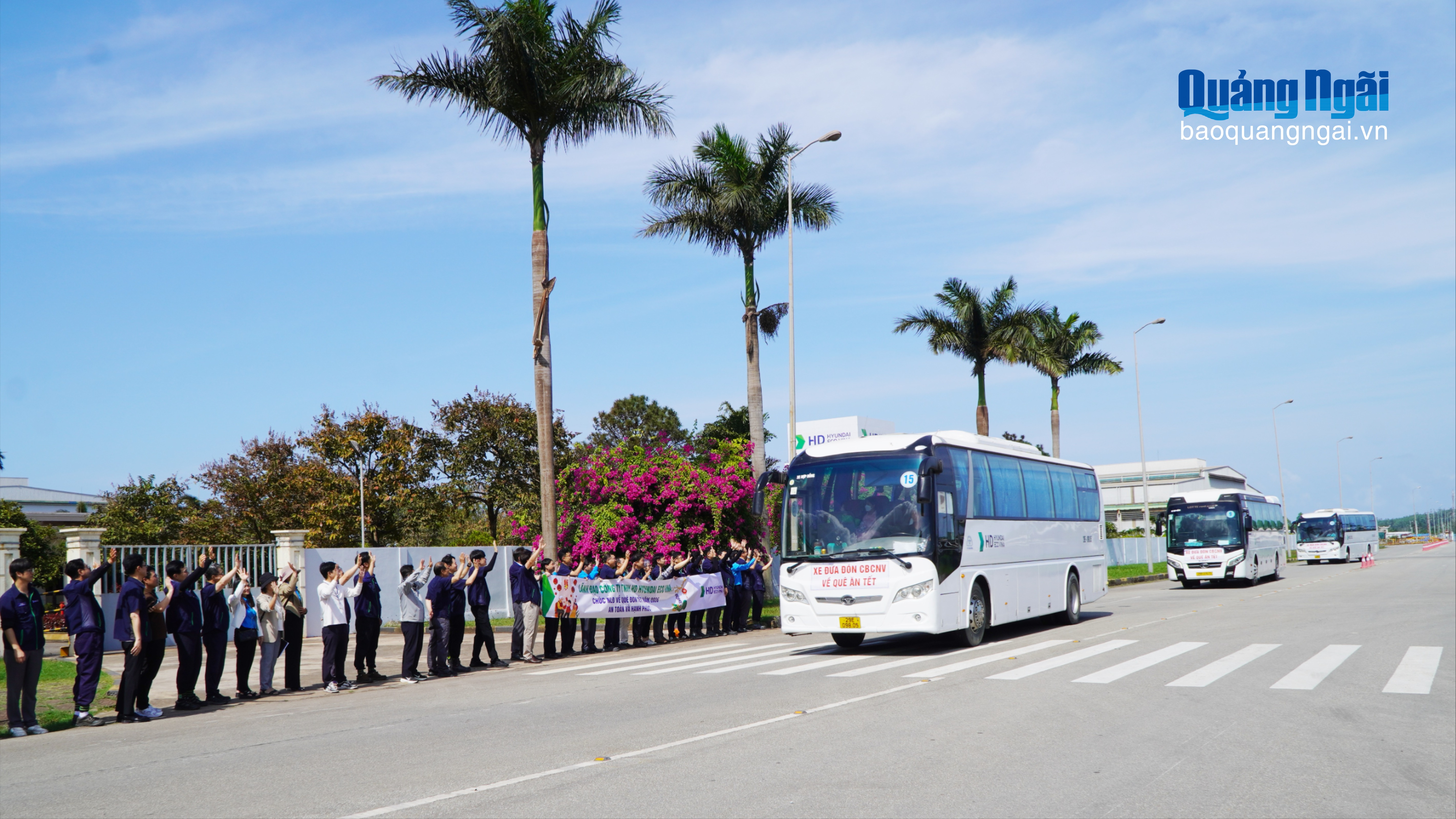 Tặng quà, tiễn công nhân về quê đón Tết