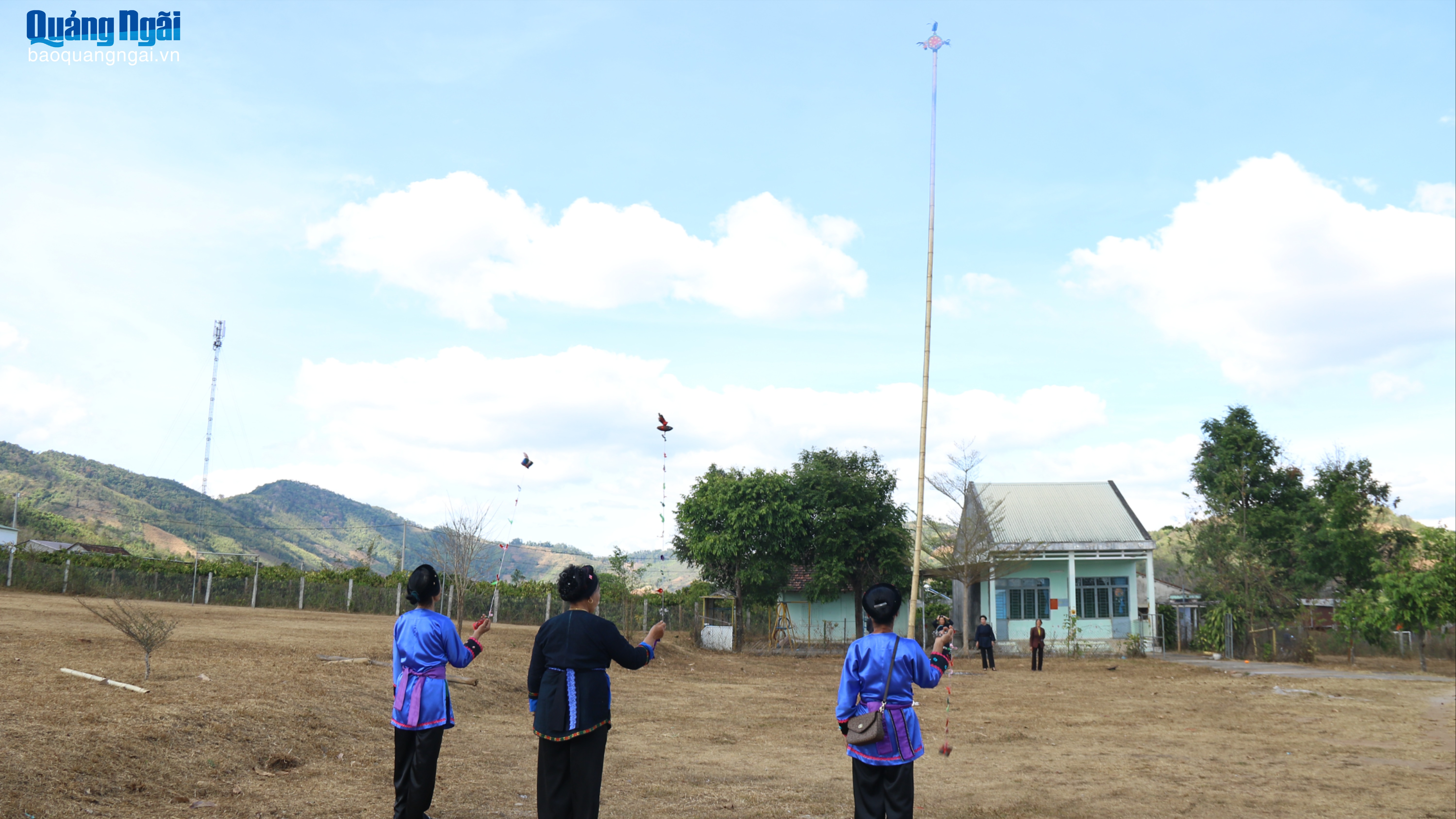 Ngày xuân vui hội tung còn