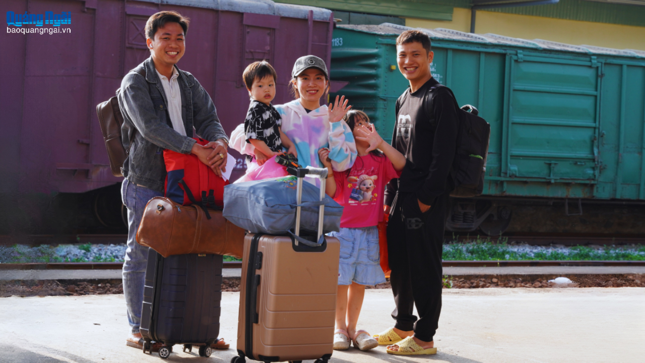 Tất bật rời quê sau Tết