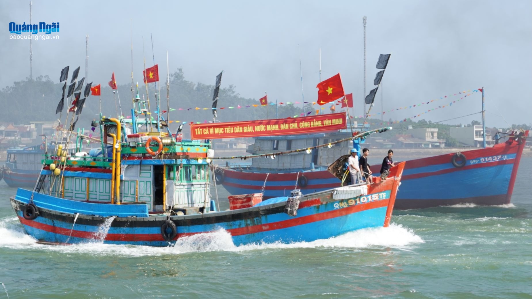 Tưng bừng lễ ra quân đánh bắt cá đầu năm