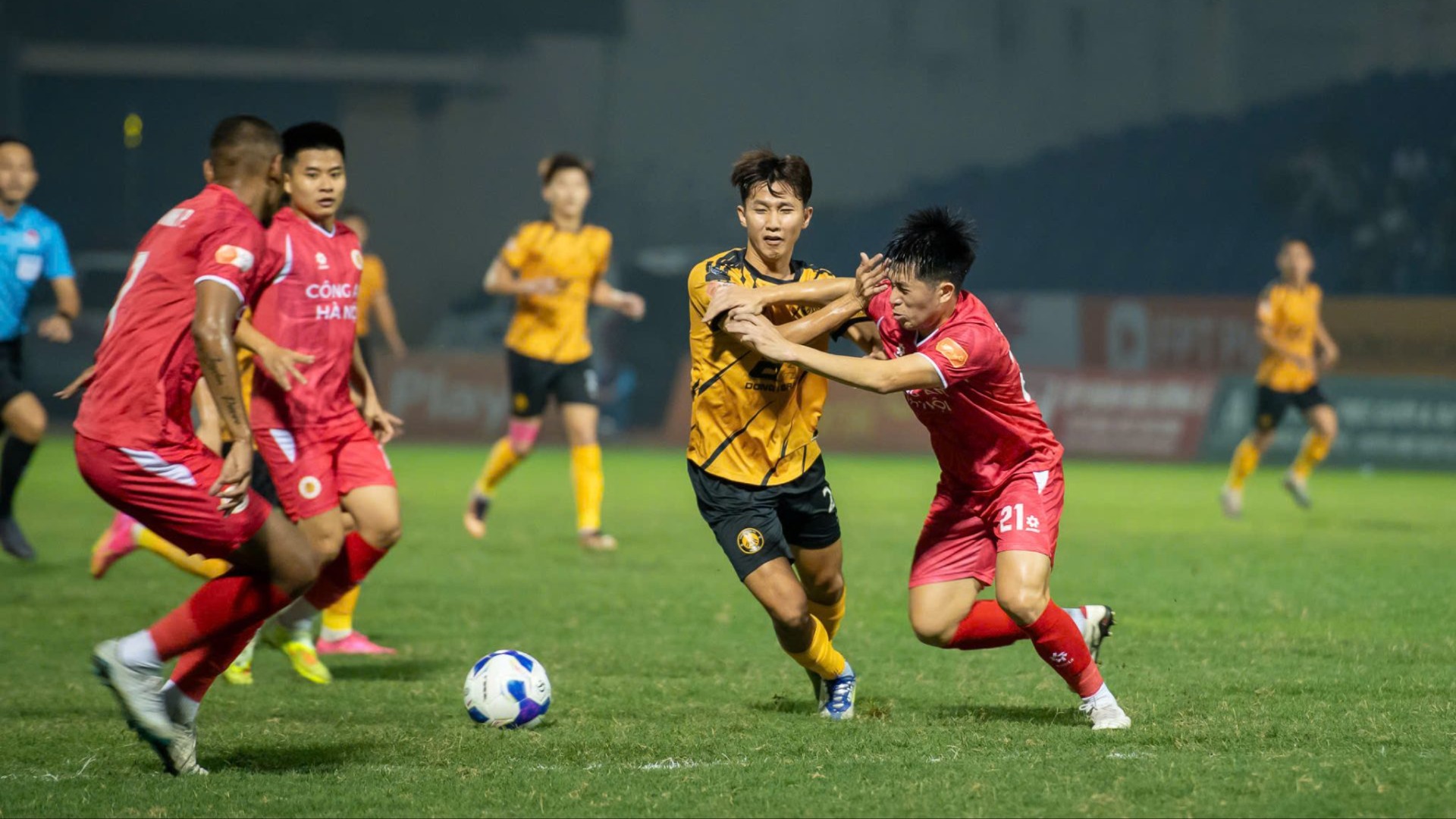 V-League 2025 - 2026: Công an Hà Nội xây chắc ngôi đầu