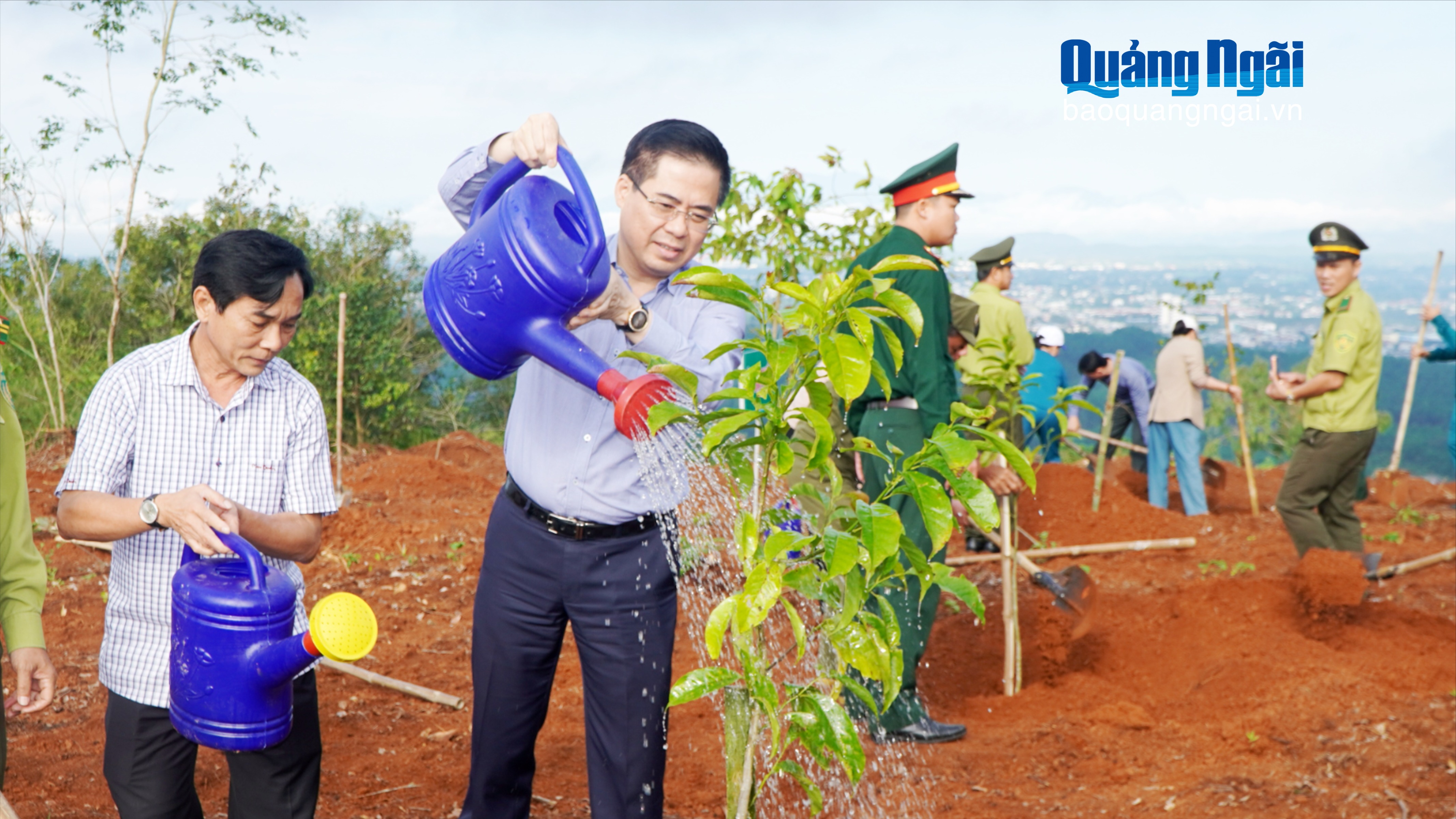 Chủ tịch UBND tỉnh Nguyễn Hoàng Giang trồng cây xanh trên núi Thiên Ấn