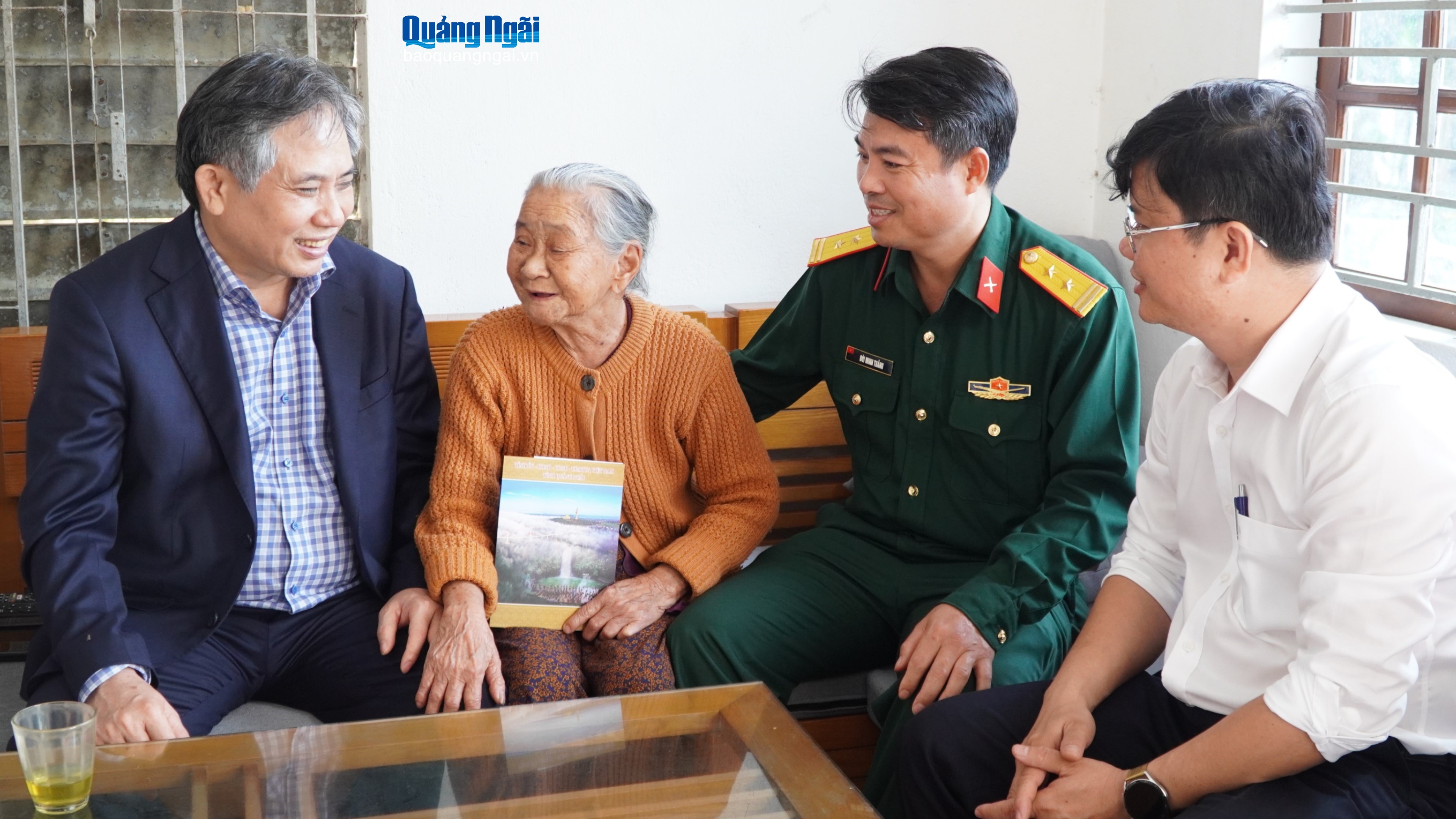 Trưởng ban Tổ chức Tỉnh ủy Lữ Ngọc Bình thăm, chúc Tết các gia đình chính sách và đơn vị biên phòng