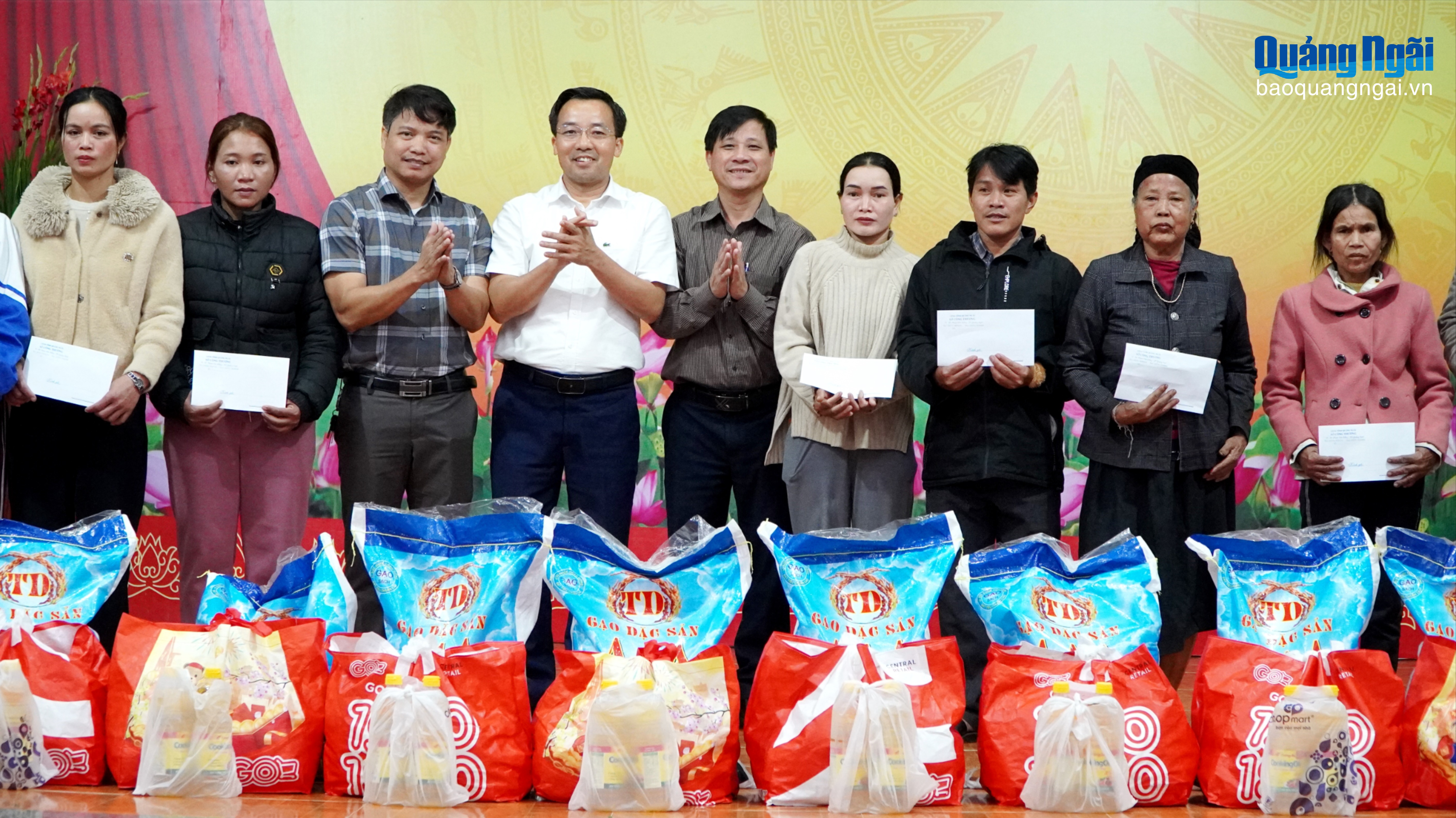 Giúp đồng bào Hrê vùng cao đón Tết