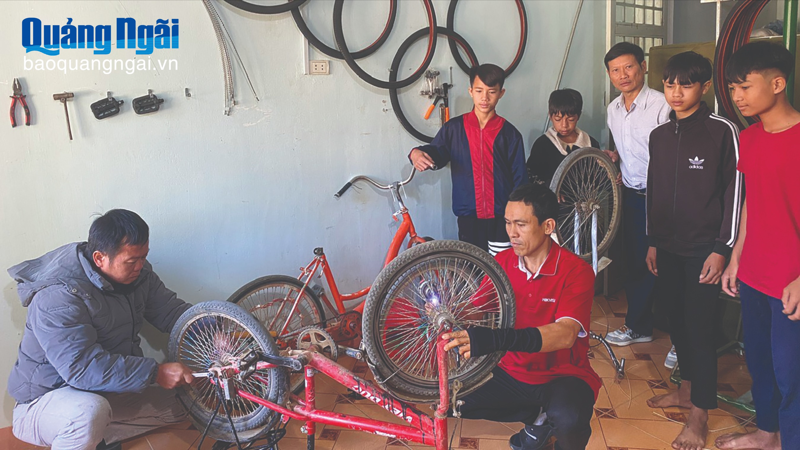 Sửa xe đạp miễn phí cho học sinh