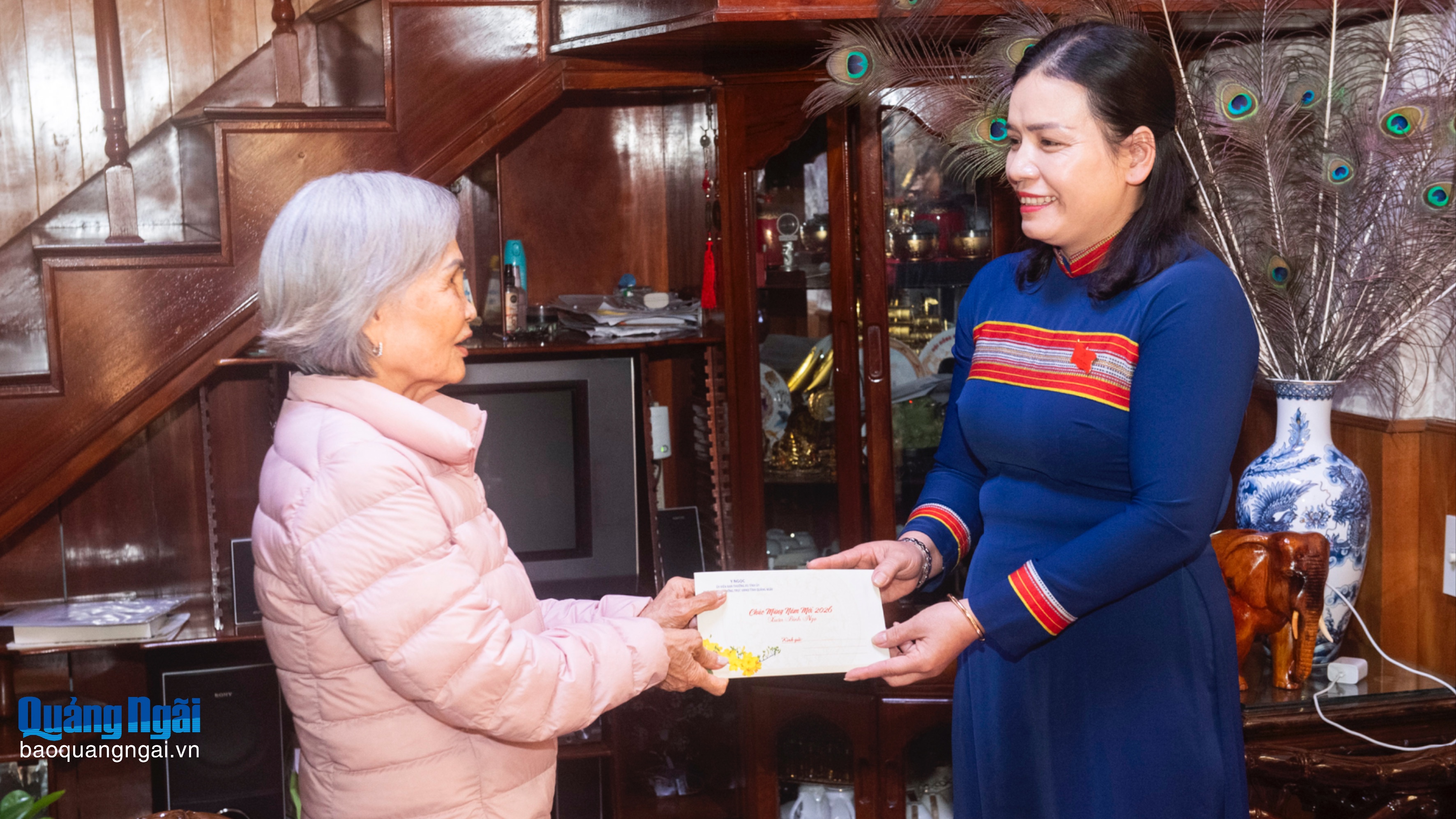 Phó Chủ tịch Thường trực UBND tỉnh Y Ngọc chúc Tết gia đình đồng chí Hồ Văn Đạm