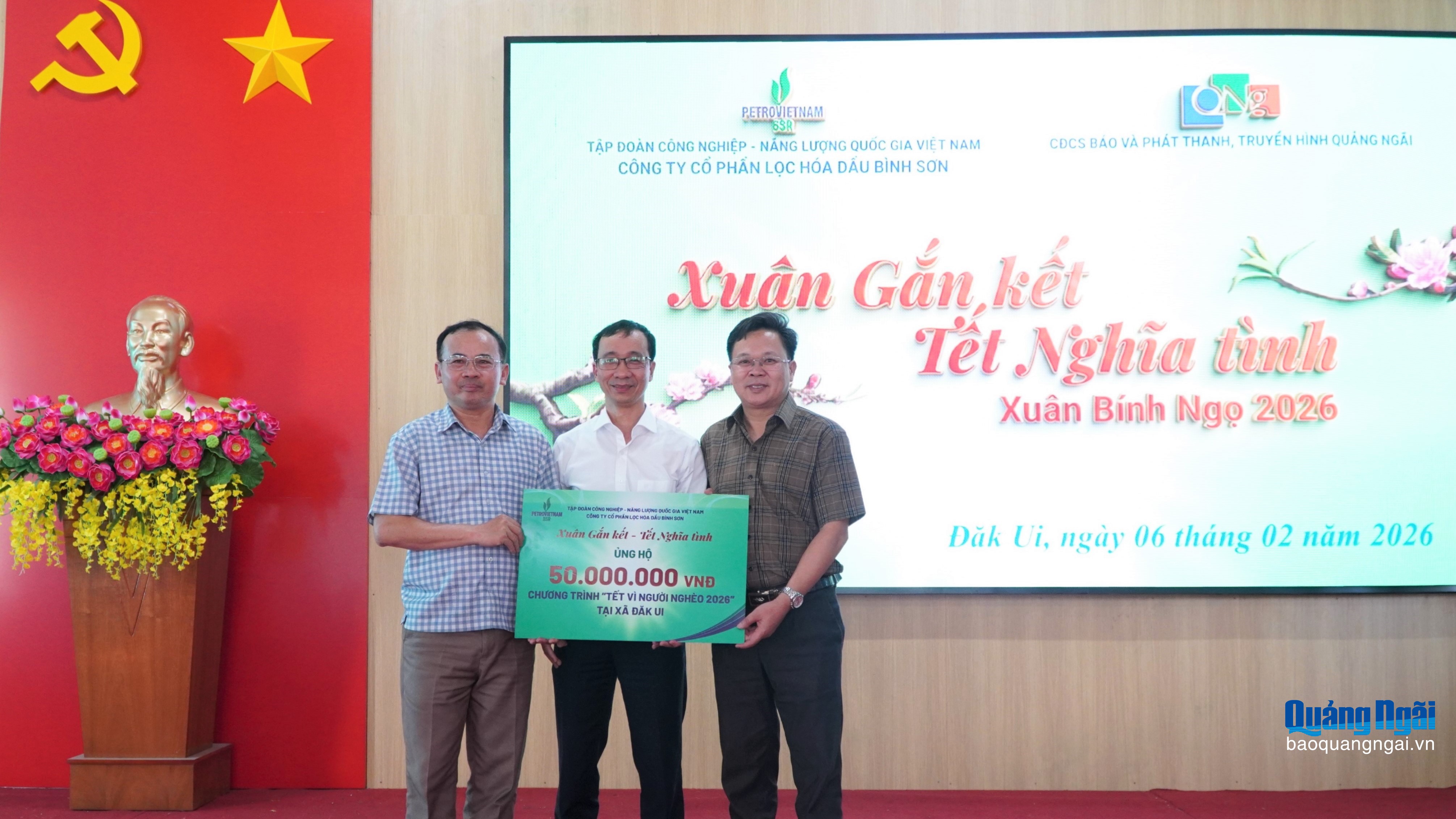 Trao quà Tết cho người dân xã Đăk Ui