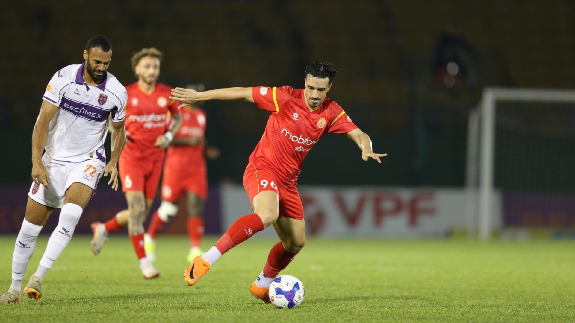 Vòng 13 V-League 2025 - 2026: Hoàng Anh Gia Lai đánh bại Ninh Bình