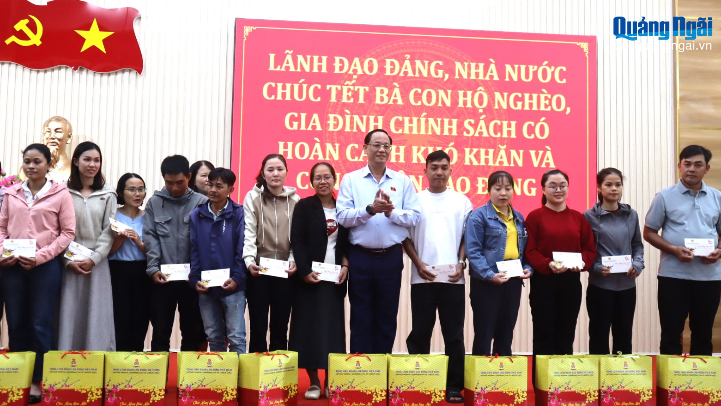 Phó Chủ tịch Quốc hội Trần Quang Phương chúc Tết tại phường Đức Phổ