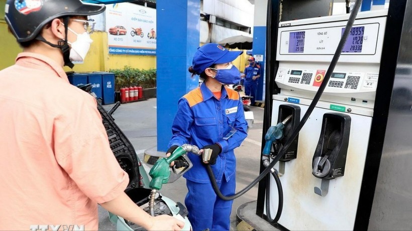 Giảm mạnh gần 4.000 đồng, giá xăng RON95-III xuống ngưỡng 25,240 nghìn đồng mỗi lít