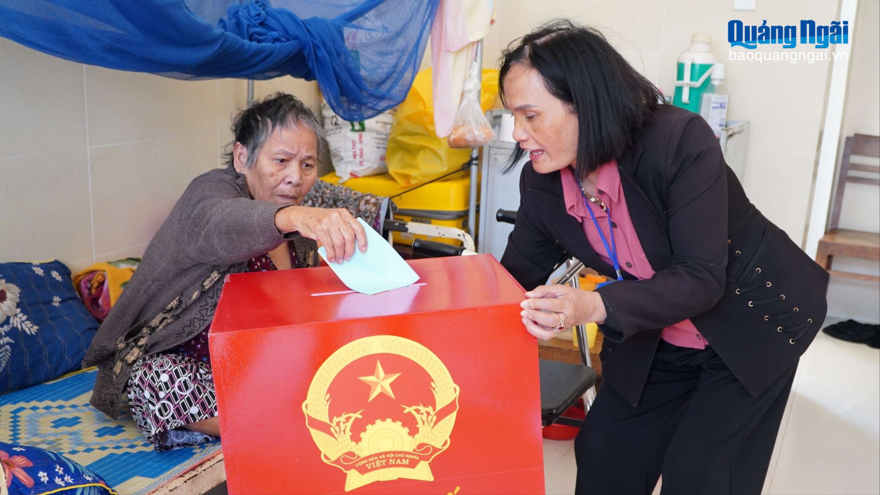 Hòm phiếu phụ đến với những cử tri đặc biệt