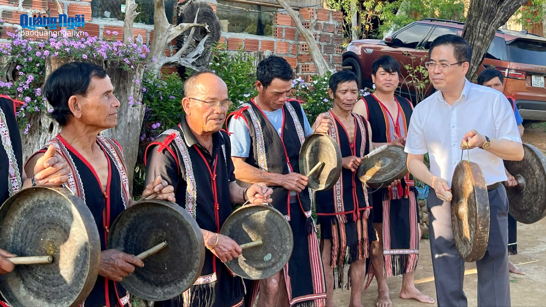 Chủ tịch UBND tỉnh Nguyễn Hoàng Giang thăm, khích lệ người dân Kon Chênh làm du lịch cộng đồng