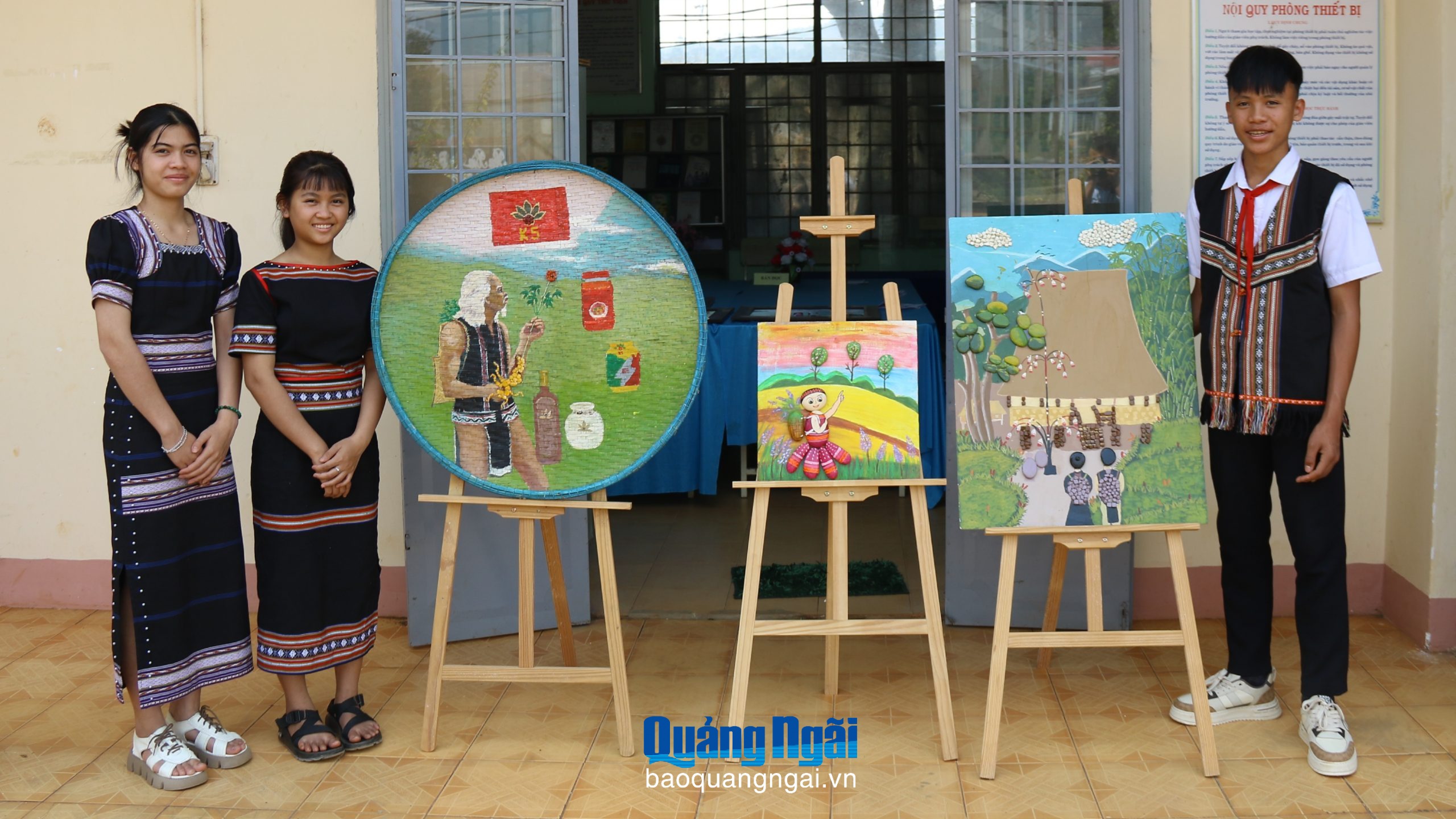 Học sinh vẽ tranh trên đá