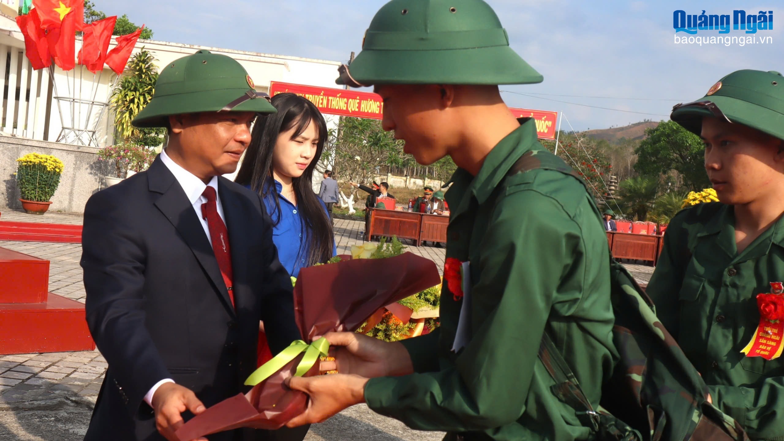 Thanh niên Quảng Ngãi nô nức lên đường tòng quân