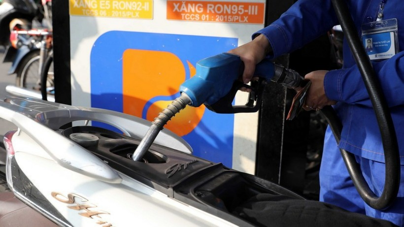 Giá xăng dầu tăng mạnh từ 15 giờ hôm nay, RON95-III vượt mốc 27 nghìn đồng