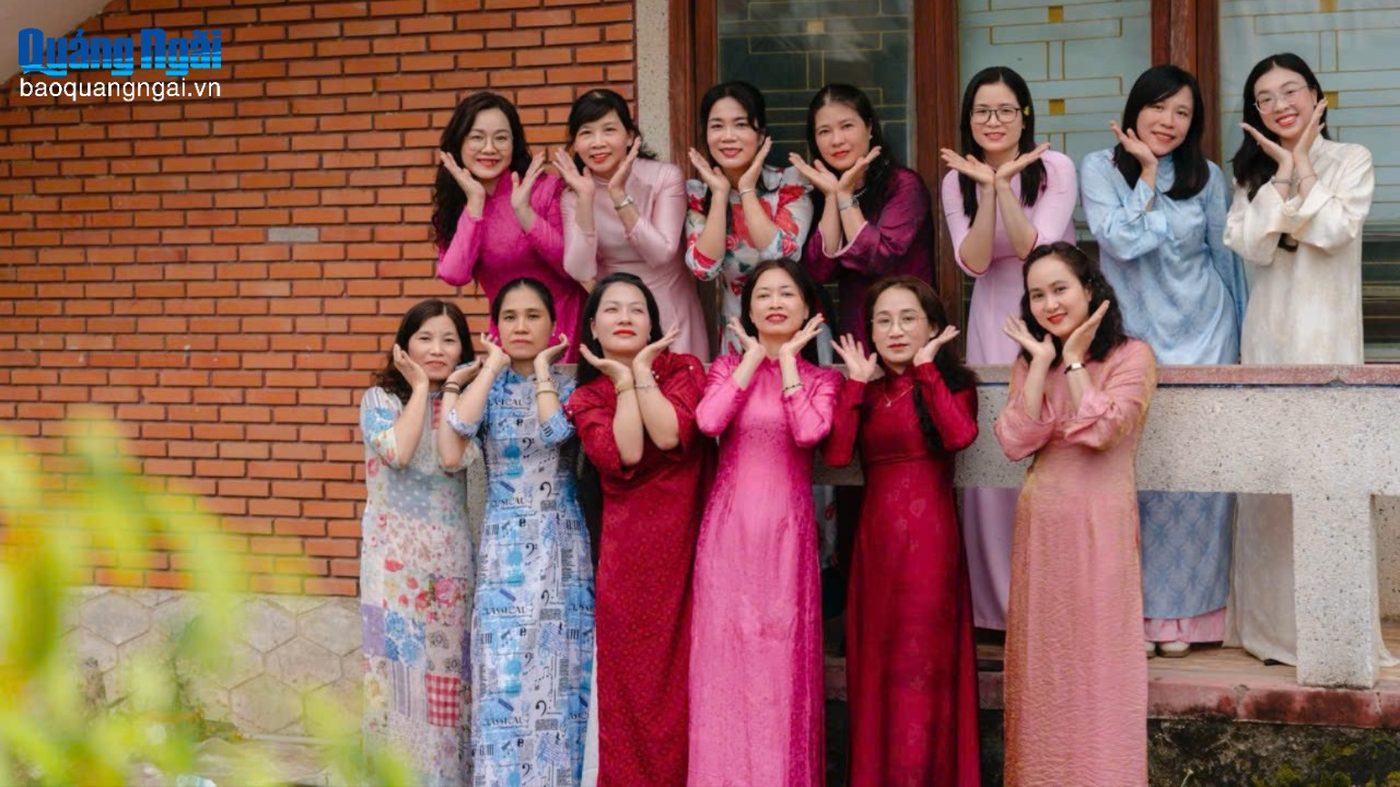 Phụ nữ duyên dáng trong sắc áo dài