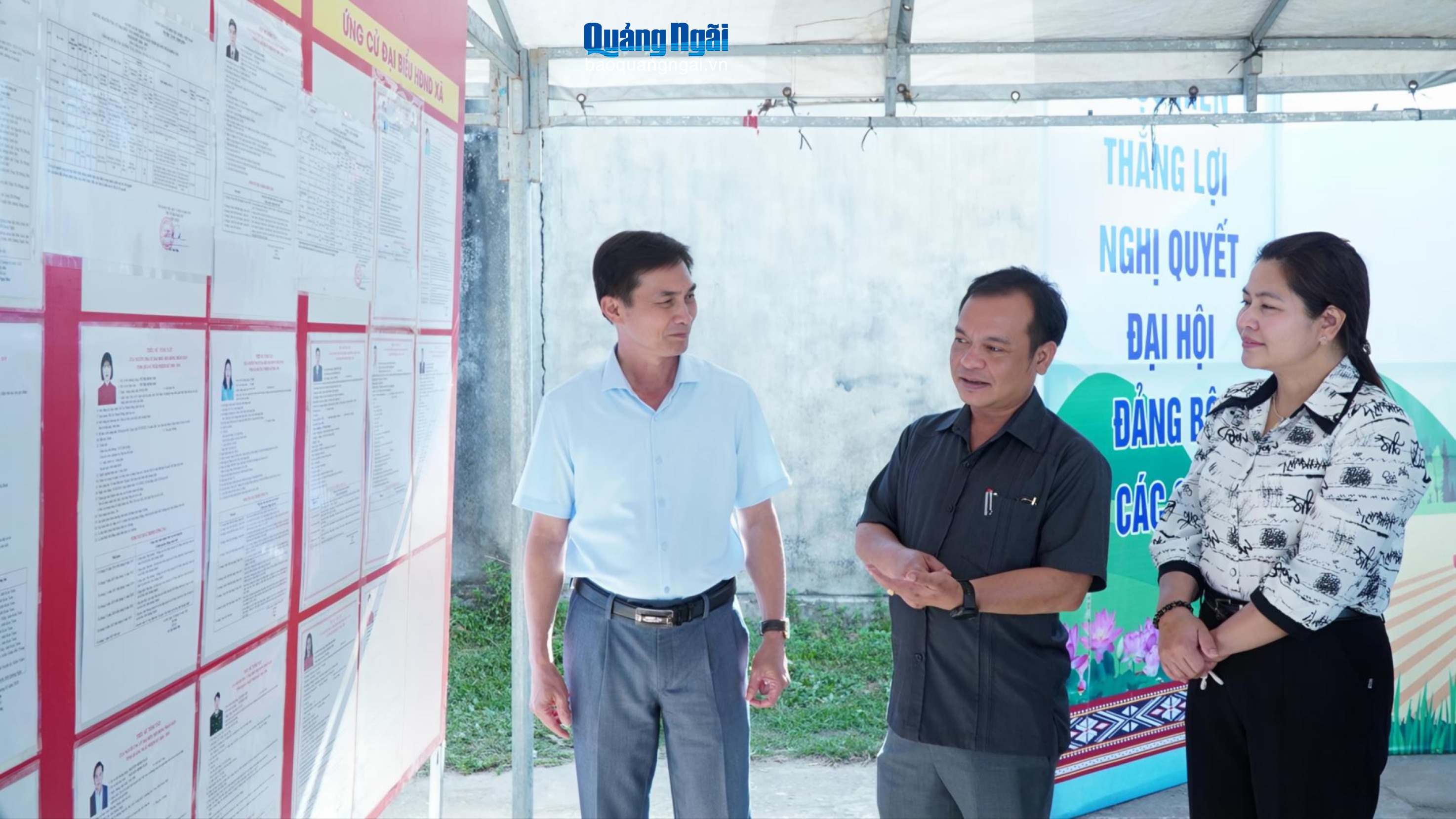 Phó Bí thư Thường trực Tỉnh ủy U Huấn kiểm tra công tác chuẩn bị bầu cử tại xã Rờ Kơi