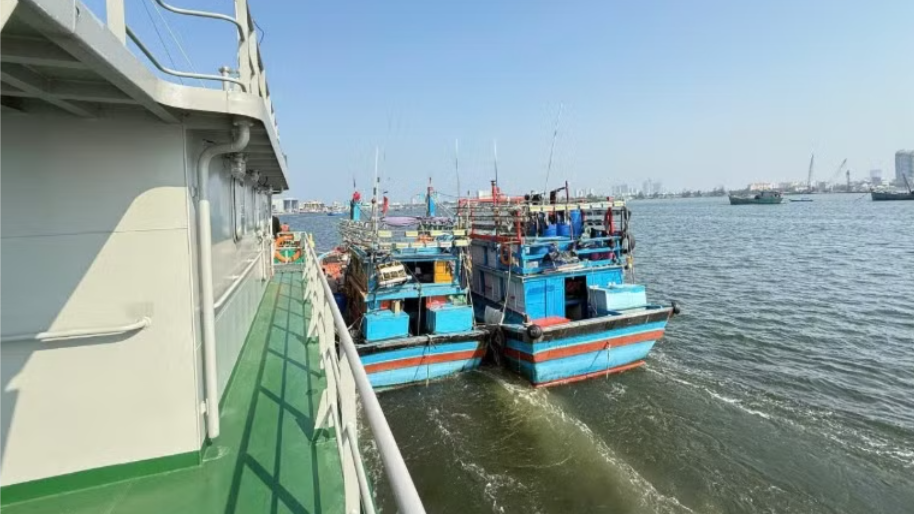 Hải đội Dân quân thường trực cứu hộ tàu cá Quảng Ngãi gặp nạn trên biển