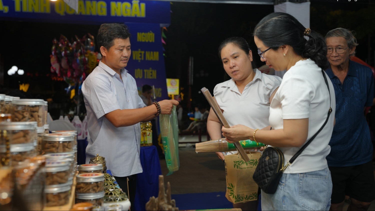 Khai mạc Phiên chợ hàng Việt về xã Sơn Hà năm 2026