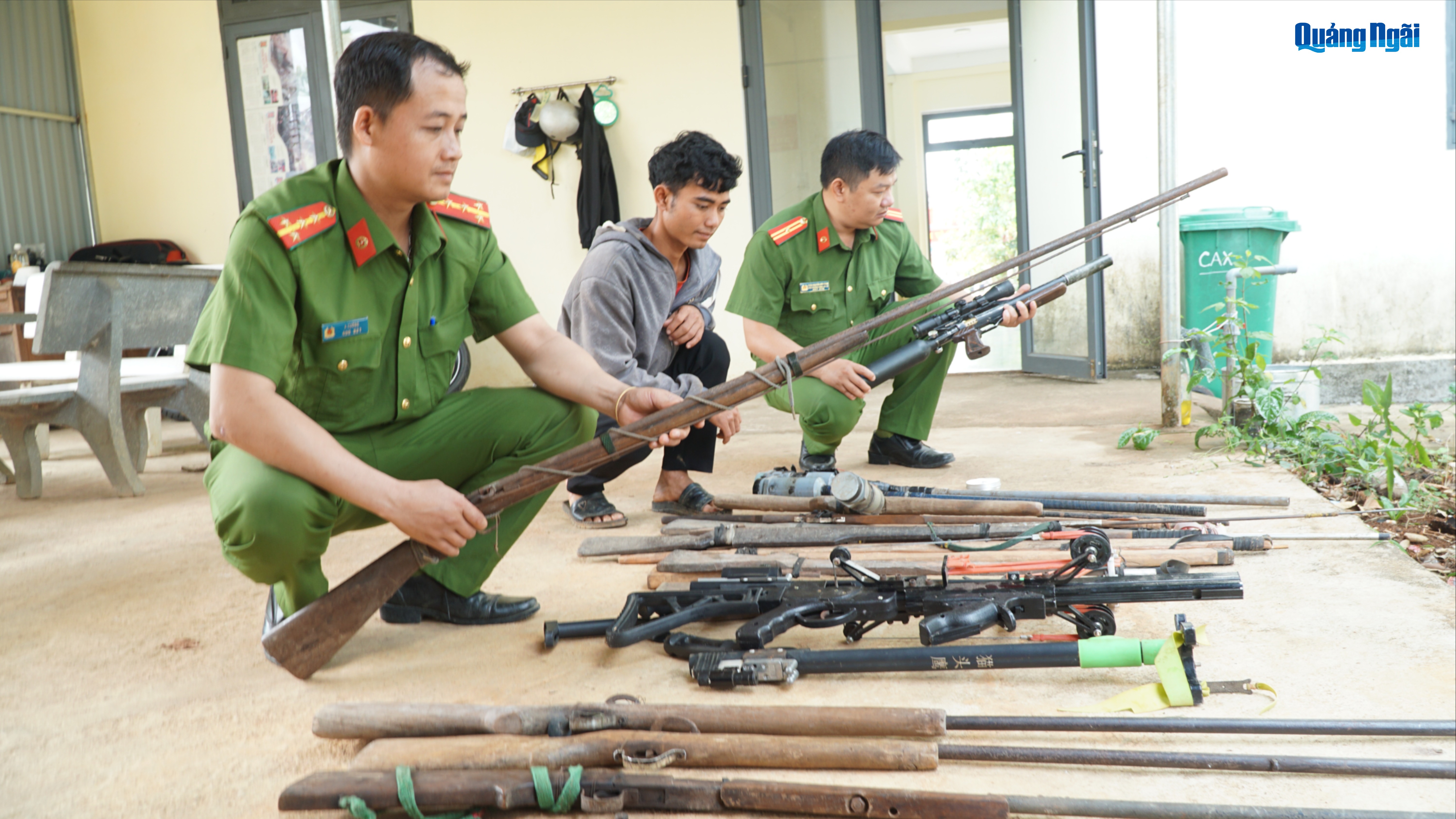 Tuyên truyền hiệu quả, người dân tự nguyện giao nộp vũ khí, vật liệu nổ