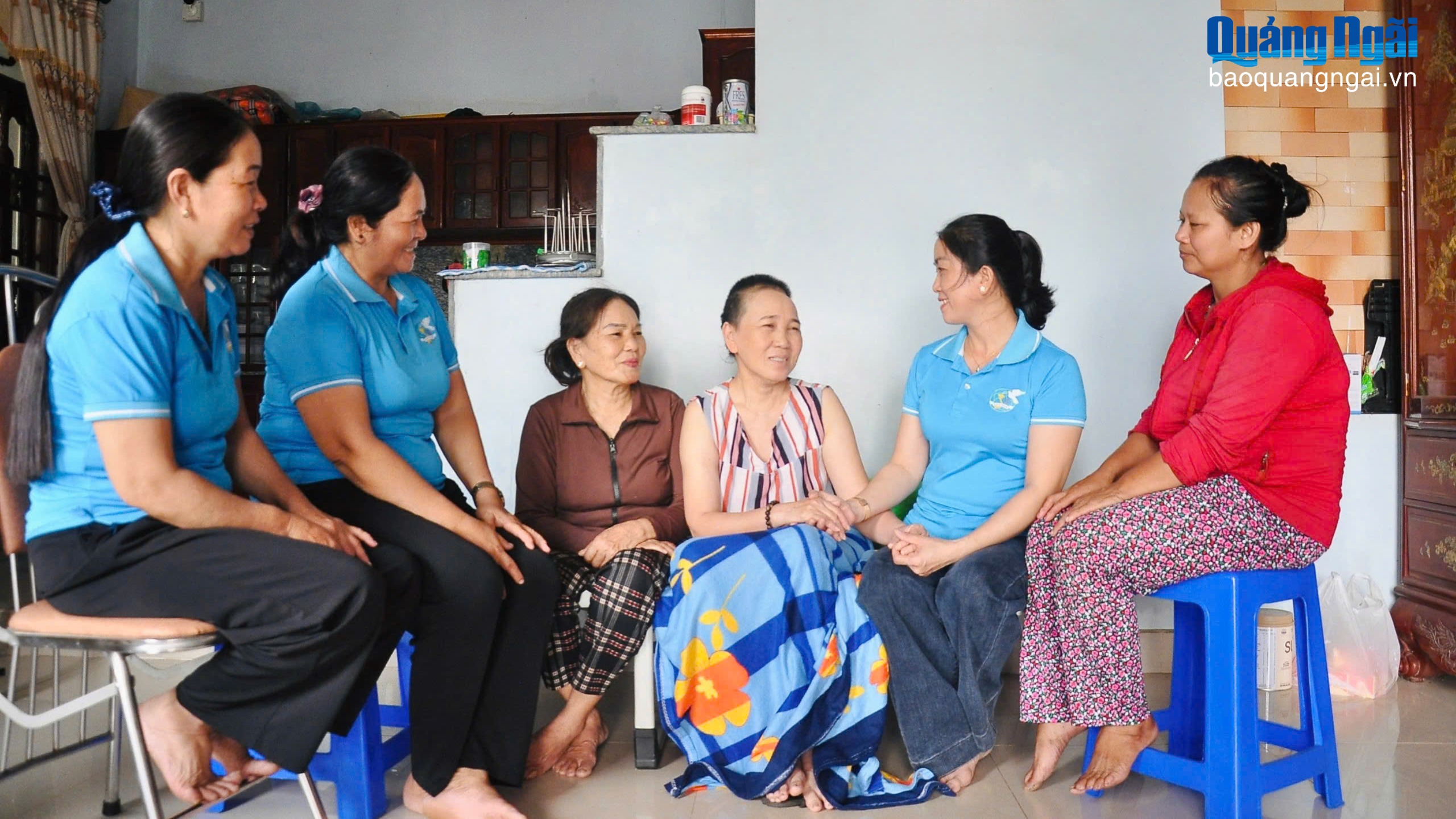 Giúp nhau giữa lúc khó khăn