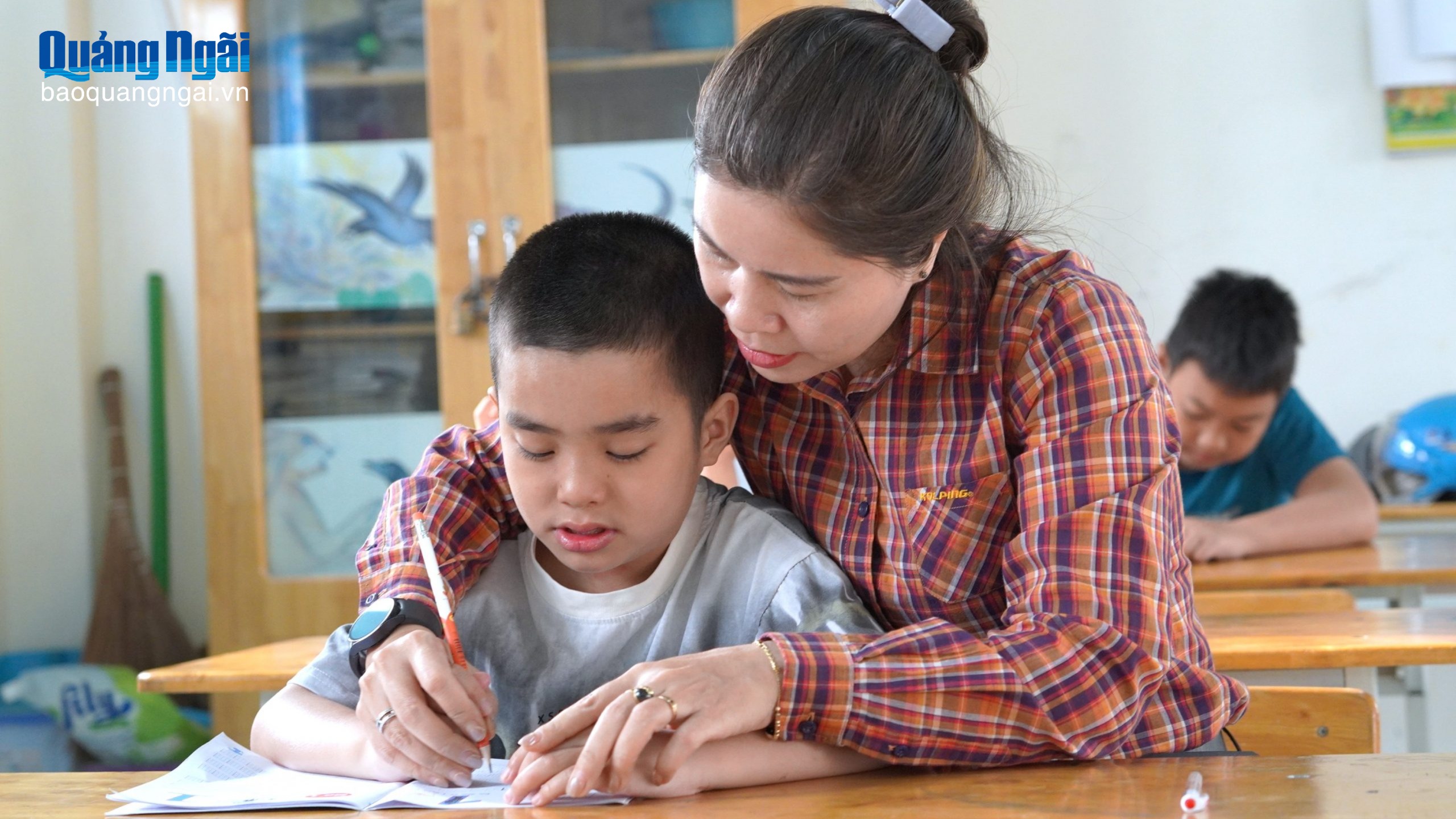 Những bàn tay giữ nhịp yêu thương