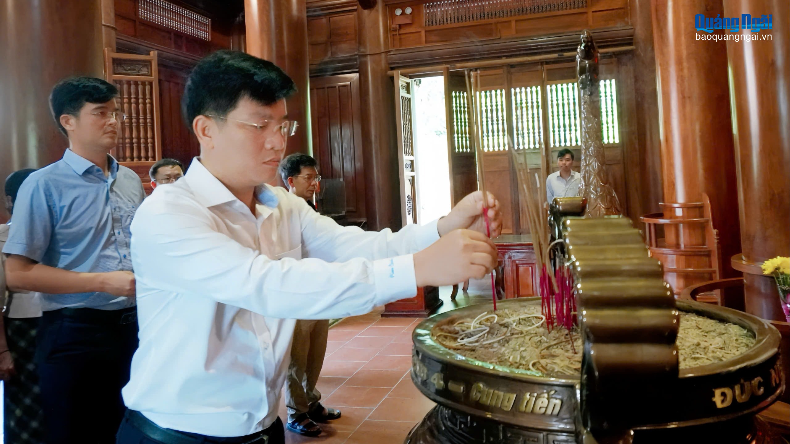 Đoàn công tác tỉnh Quảng Ngãi dâng hương tưởng niệm Chủ tịch Hồ Chí Minh