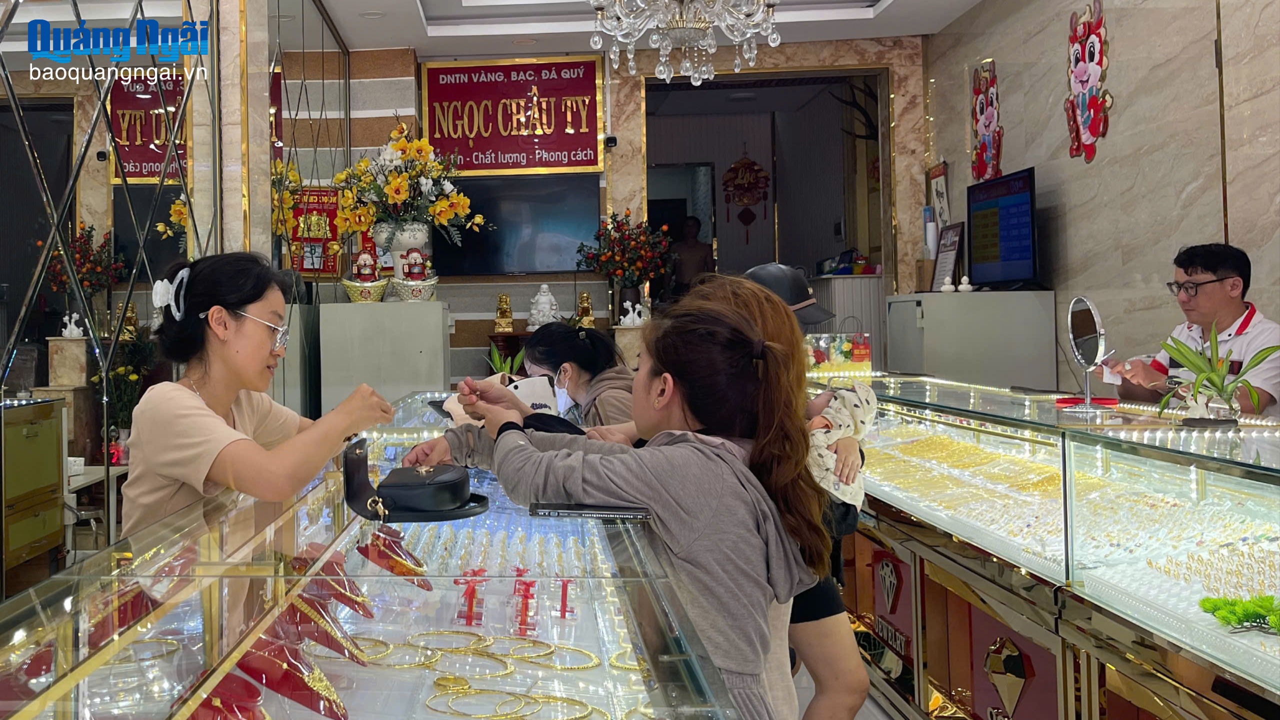 Giá vàng biến động: Doanh nghiệp và nhà đầu tư thận trọng