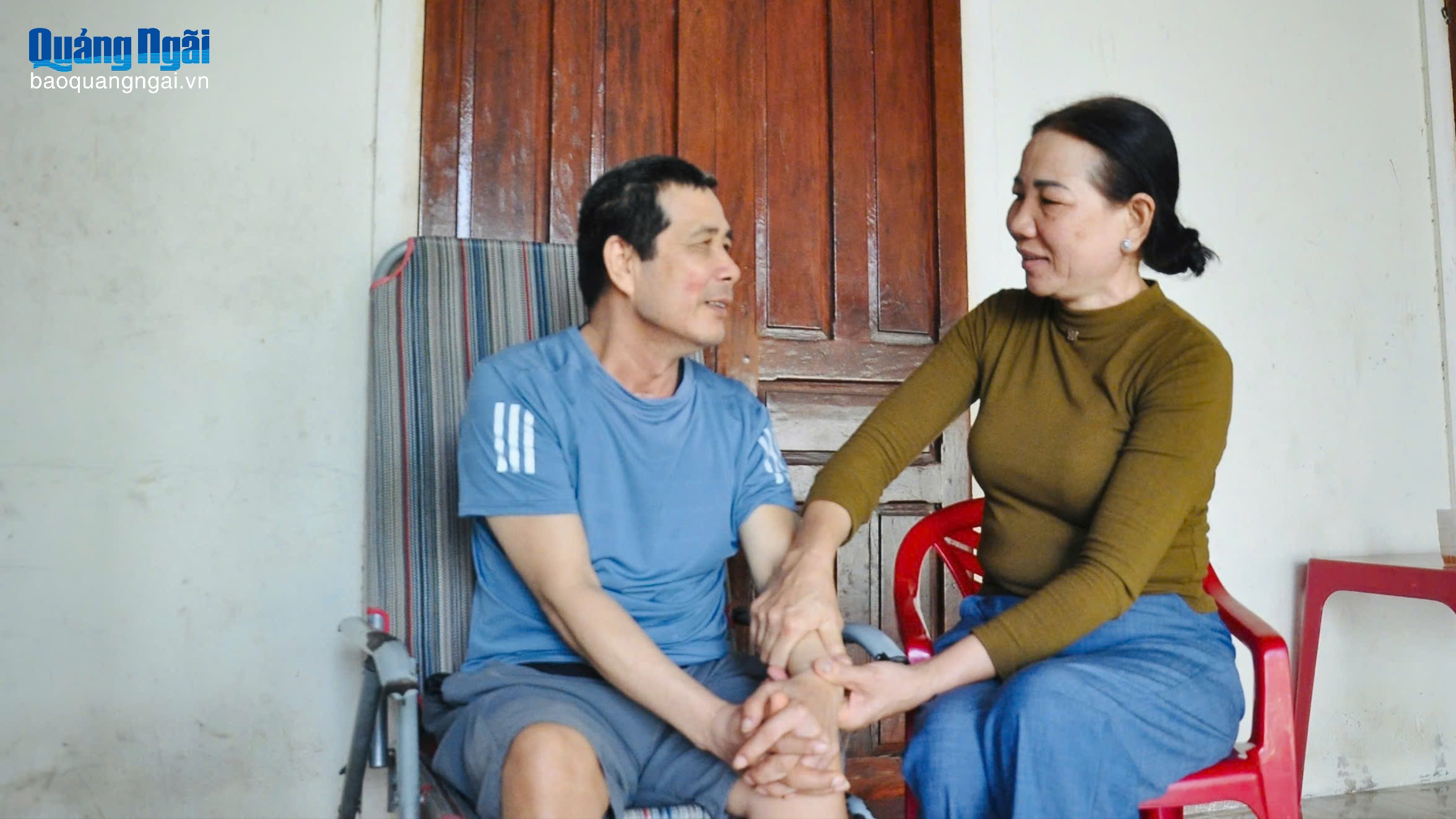 Nắm tay nhau đi qua dông bão