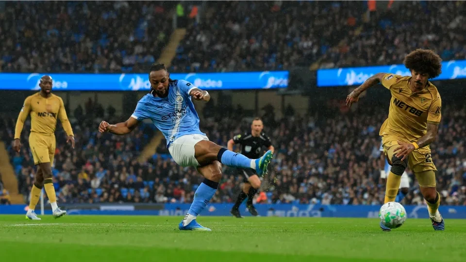 Man City níu giữ hy vọng vô địch