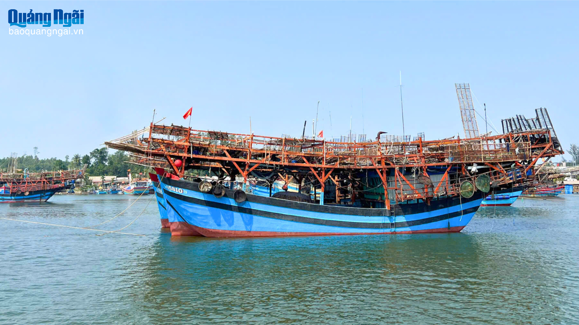Tàu cá hỏng máy, 14 ngư dân trôi dạt giữa biển