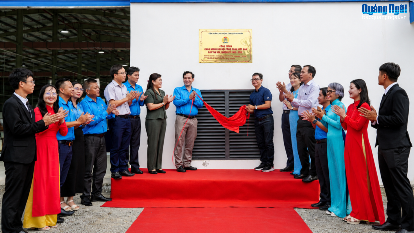 Gắn biển công trình chào mừng Đại hội XIV Công đoàn Việt Nam