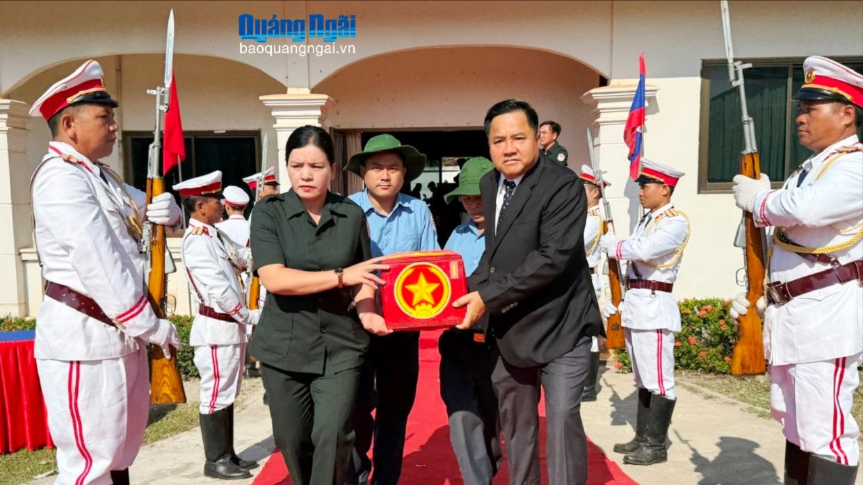 Xúc động đưa hài cốt liệt sĩ từ Lào về với đất mẹ