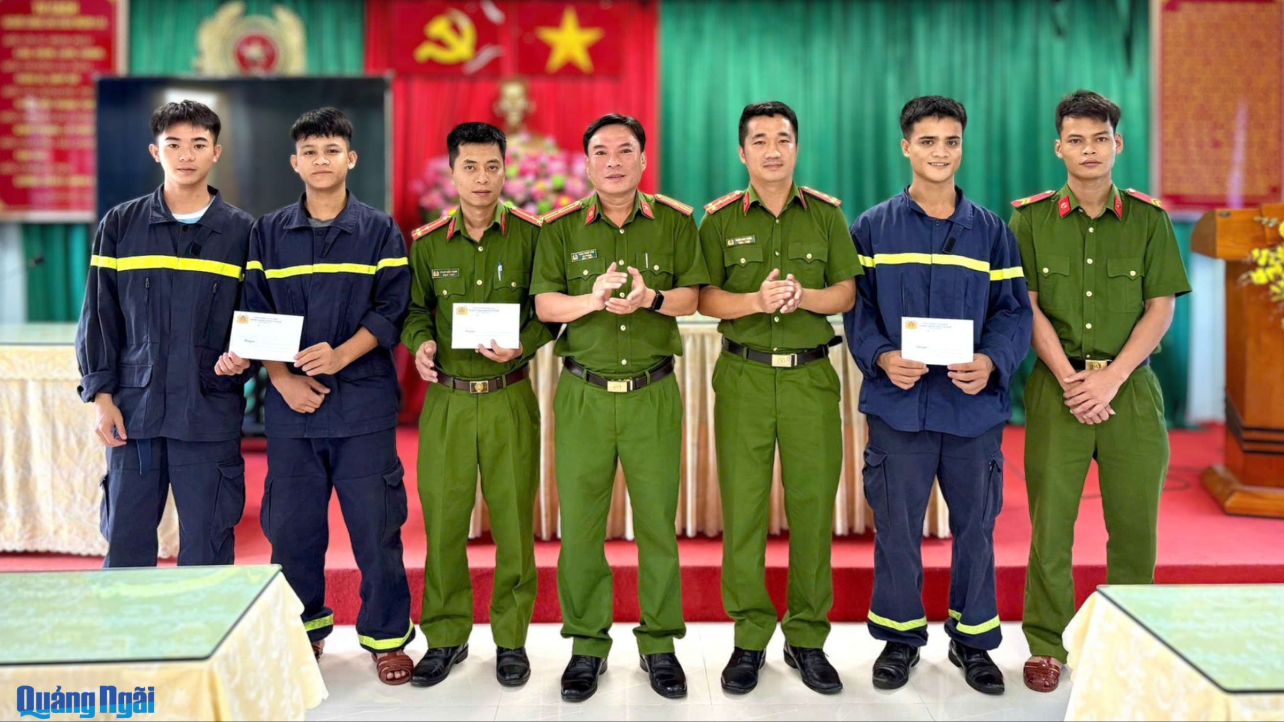Biểu dương cán bộ, chiến sĩ cứu sống nạn nhân nhảy cầu Trà Khúc 1