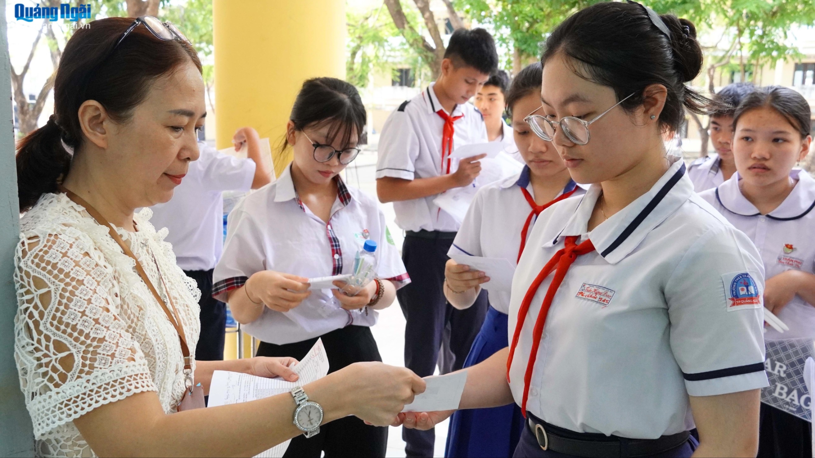 [Ảnh]. Sĩ tử tự tin bắt đầu môn thi Ngữ văn vào lớp 10