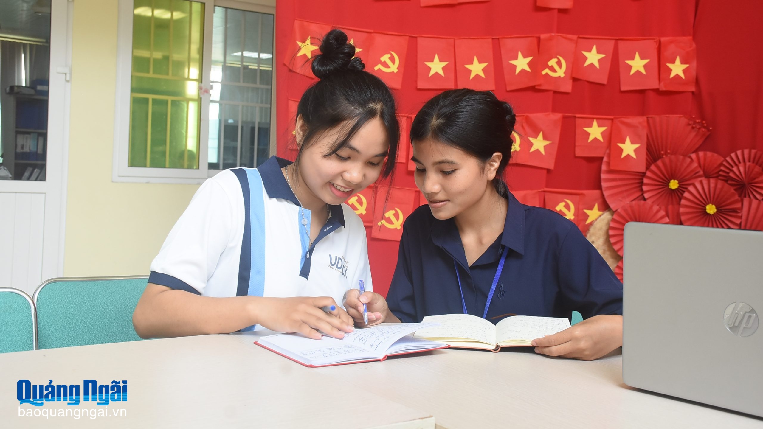 Đảng viên tuổi 18 vững bước dưới cờ Đảng