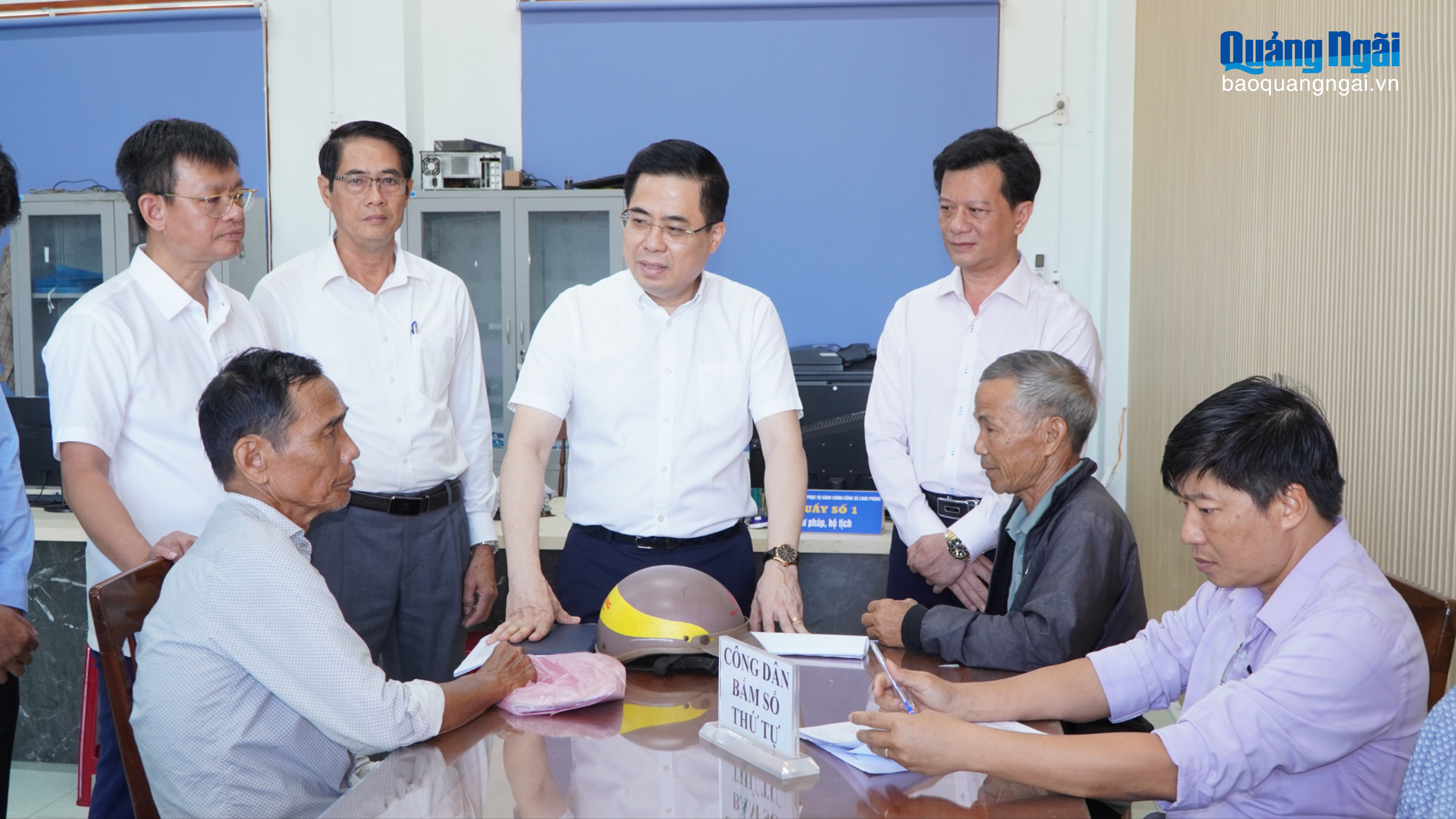 Chủ tịch UBND tỉnh thăm Trung tâm Phục vụ hành chính công xã Long Phụng