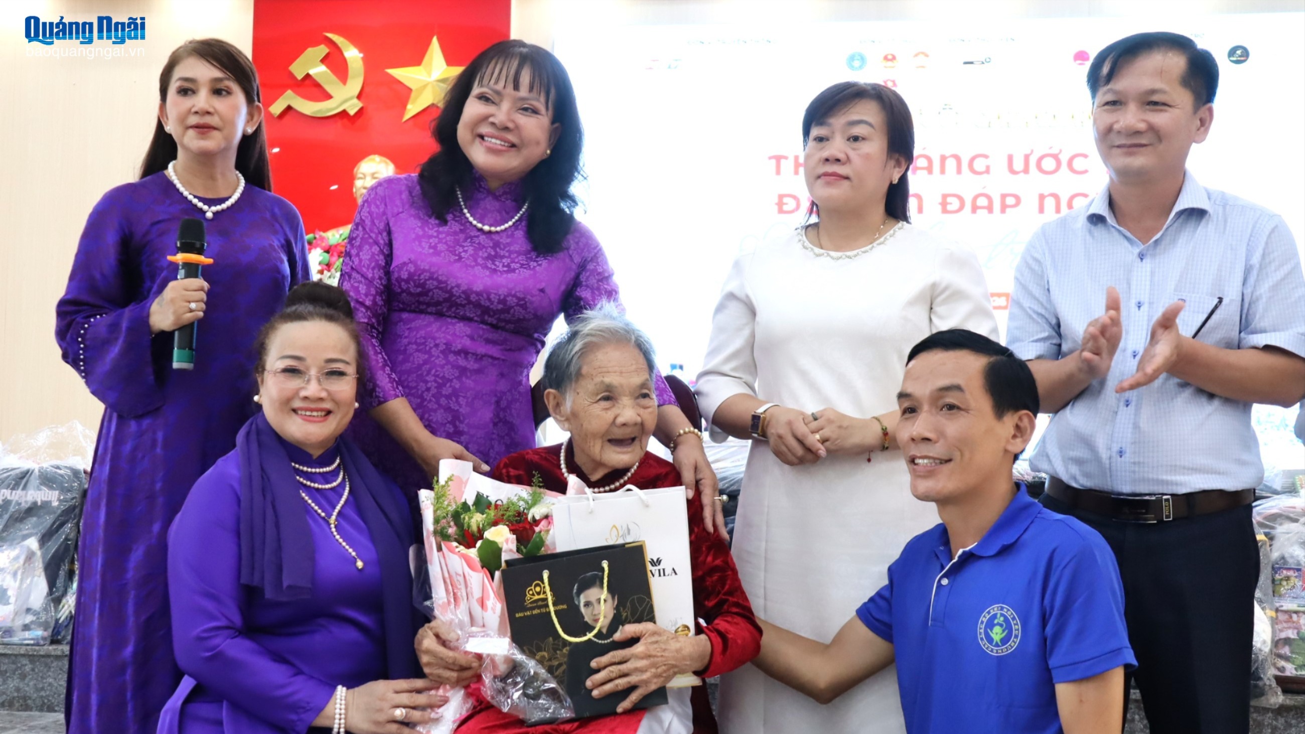Tặng quà Mẹ Việt Nam Anh hùng và các cháu thiếu nhi tại xã Mộ Đức