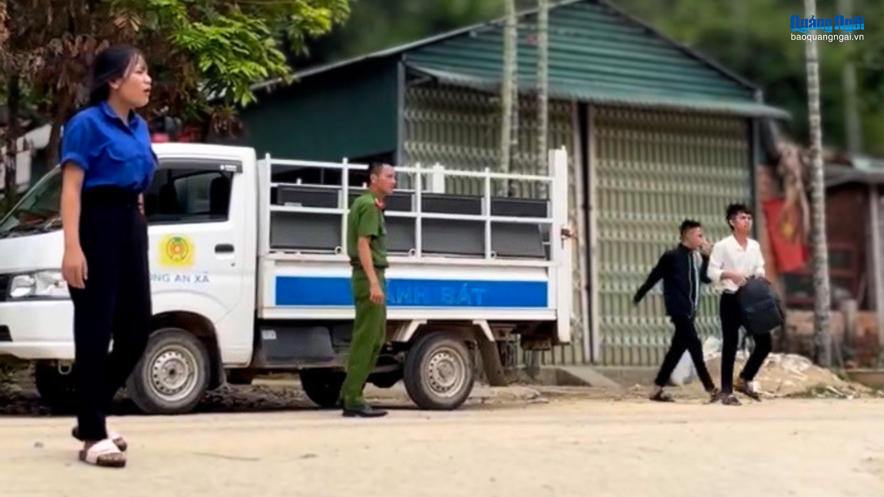 Công an xã Tây Trà hỗ trợ 2 thí sinh để kịp giờ thi