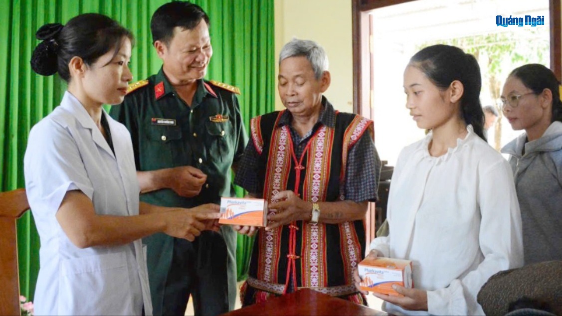 Khám bệnh, tặng quà và bàn giao nhà đồng đội tại xã Mô Rai