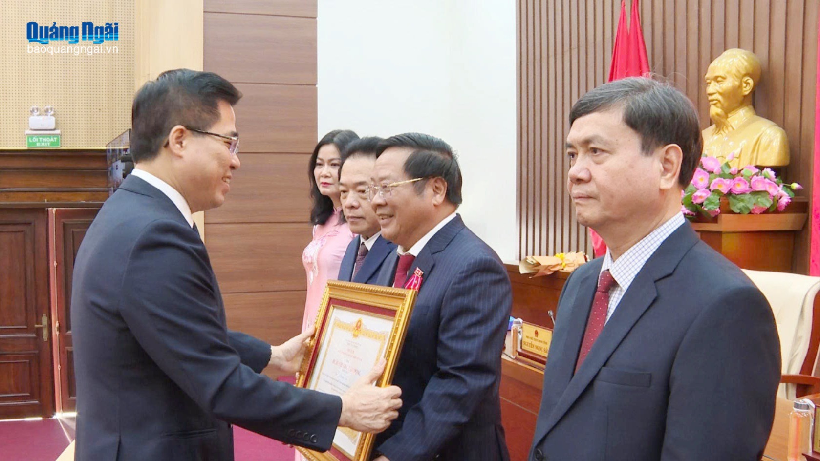 Trao Huân chương Lao động cho các đồng chí nguyên lãnh đạo tỉnh